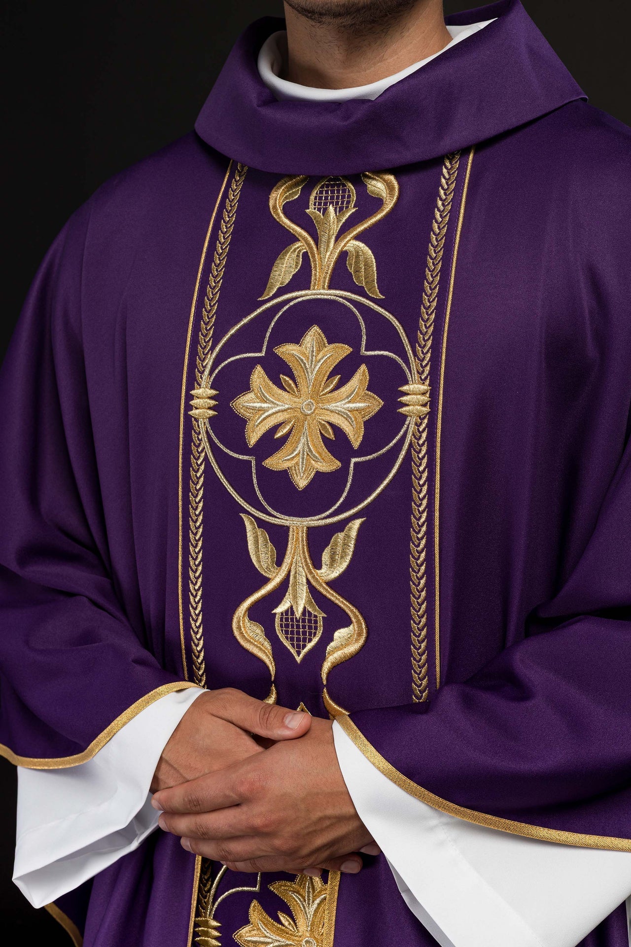 Ornat haftowany fioletowy z Ozdobnym Pasem - ORNATY.PL
