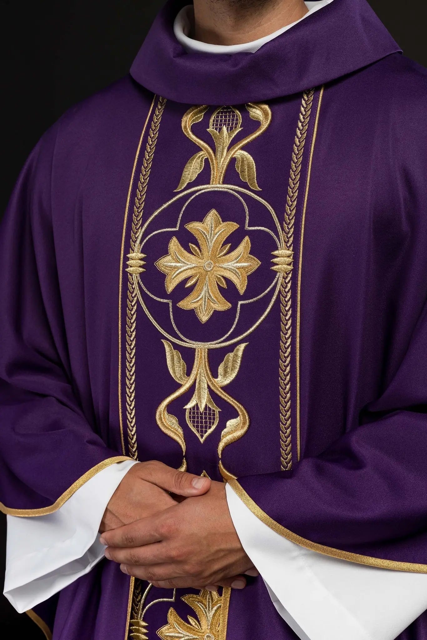 Casulla púrpura bordada con banda decorativa
