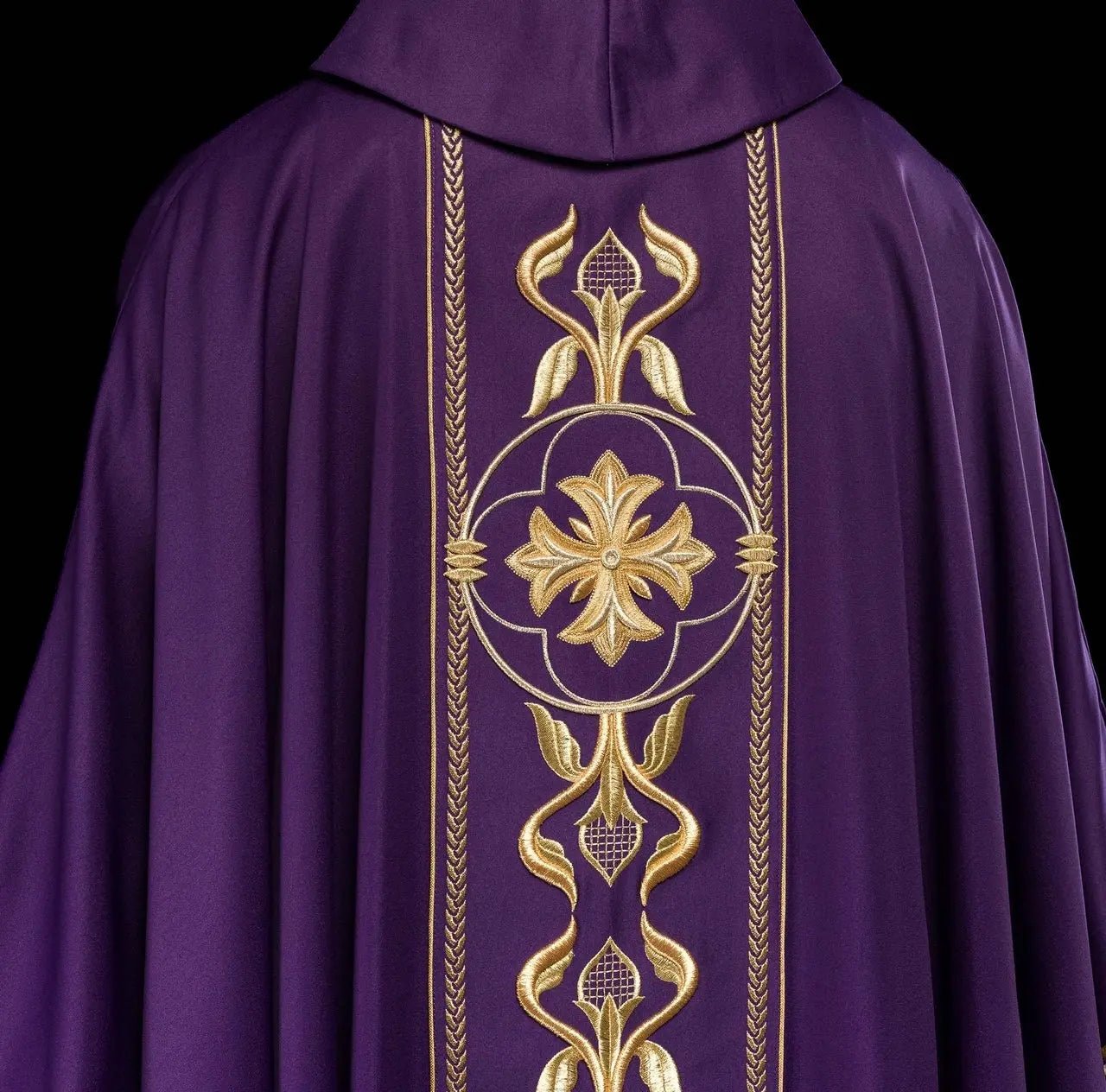 Casulla púrpura bordada con banda decorativa