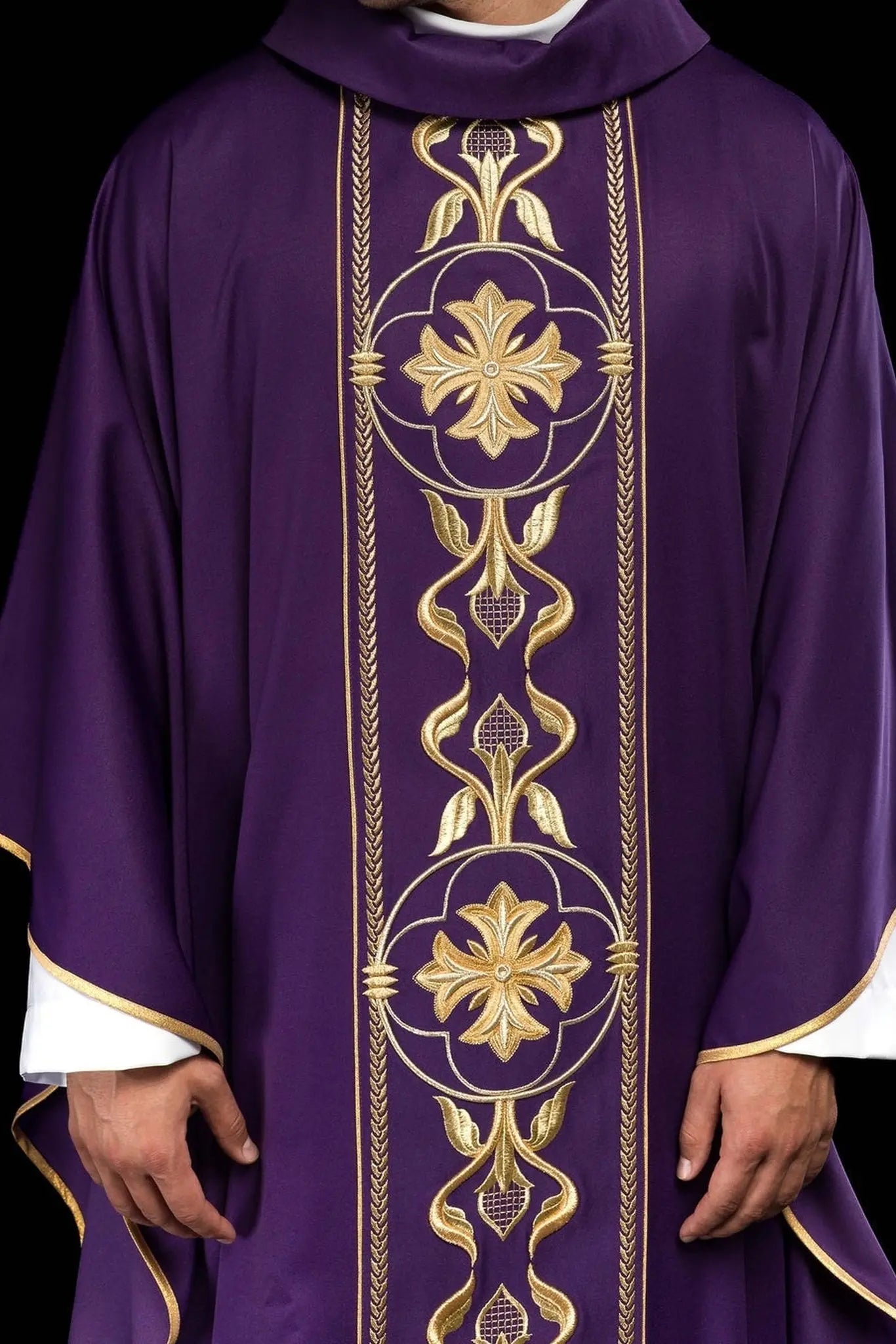 Casulla púrpura bordada con banda decorativa