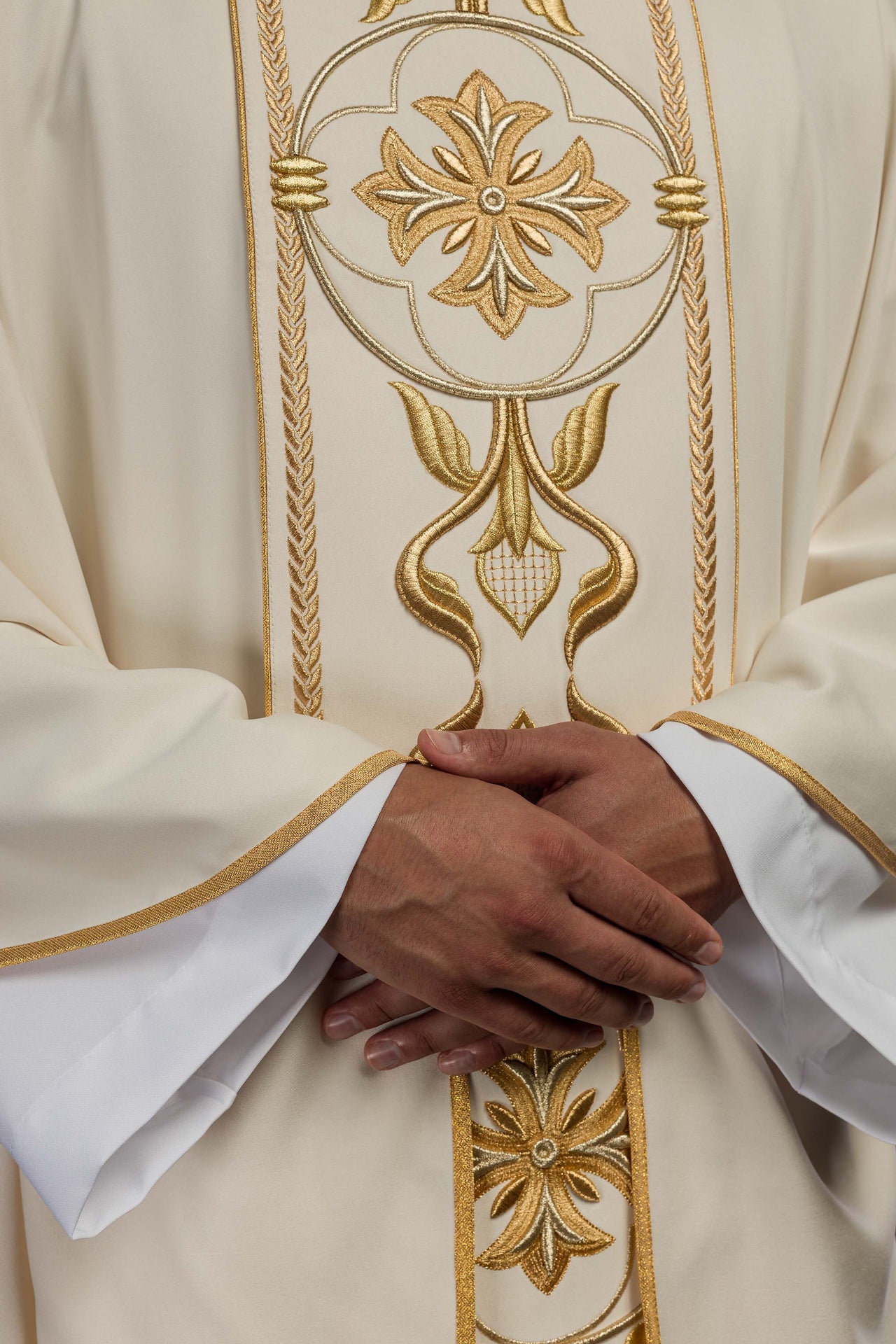 Ornat haftowany Krzyż ecru - ORNATY.PL