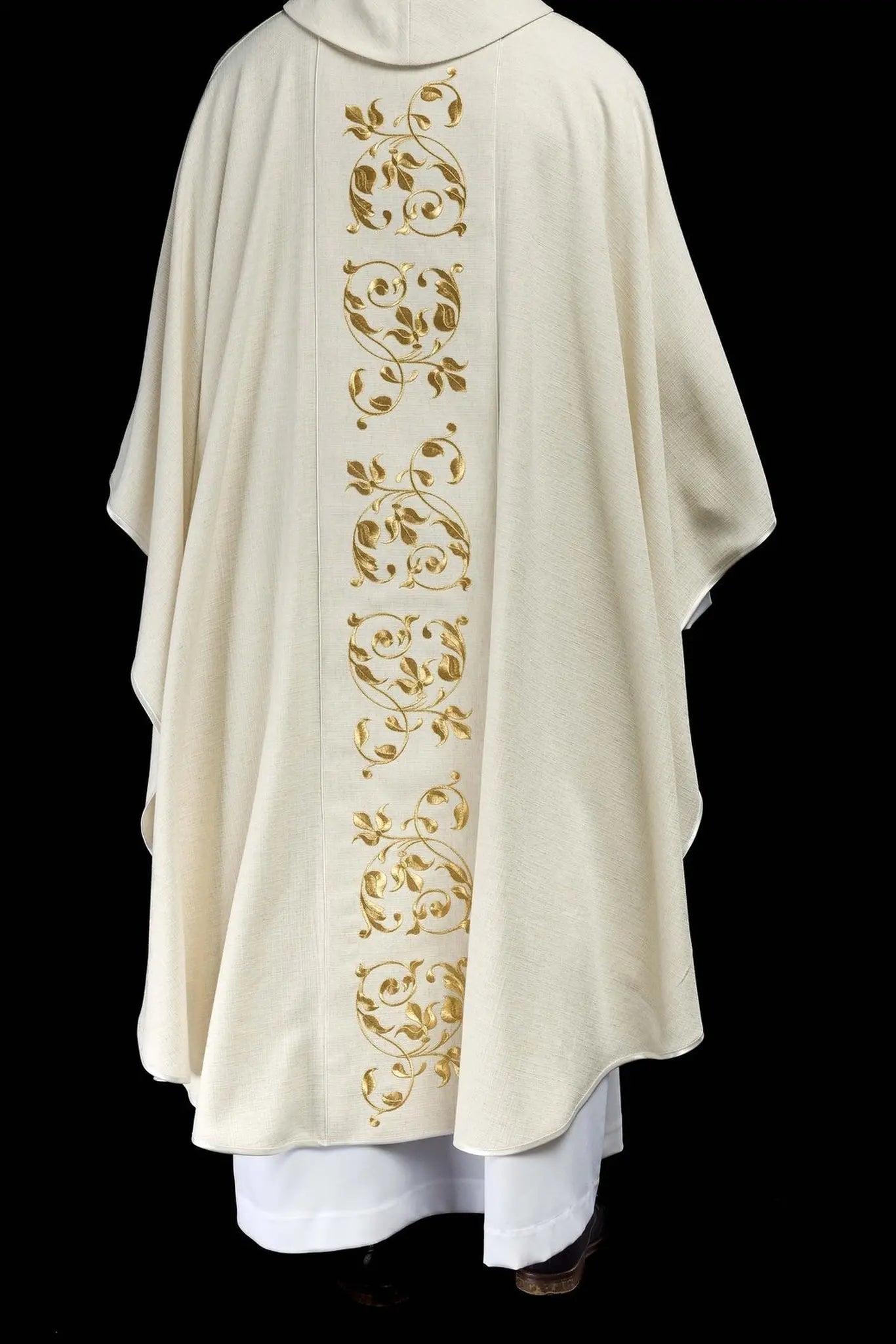 Casulla bordada con la imagen de la Sagrada Familia tejido natural