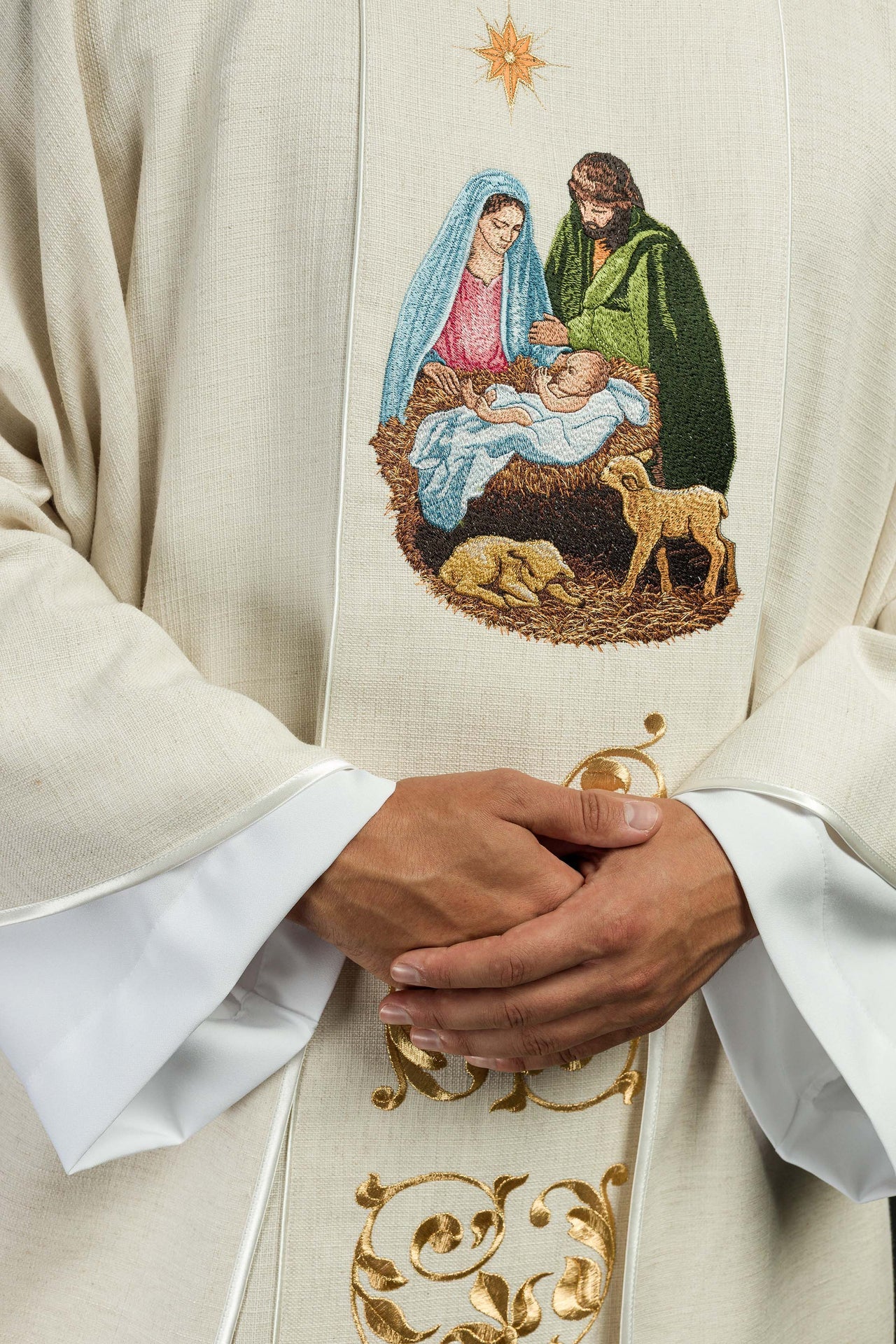 Ornat haftowany z wizerunkiem Świętej Rodziny tkanina o naturalnym splocie - ORNATY.PL