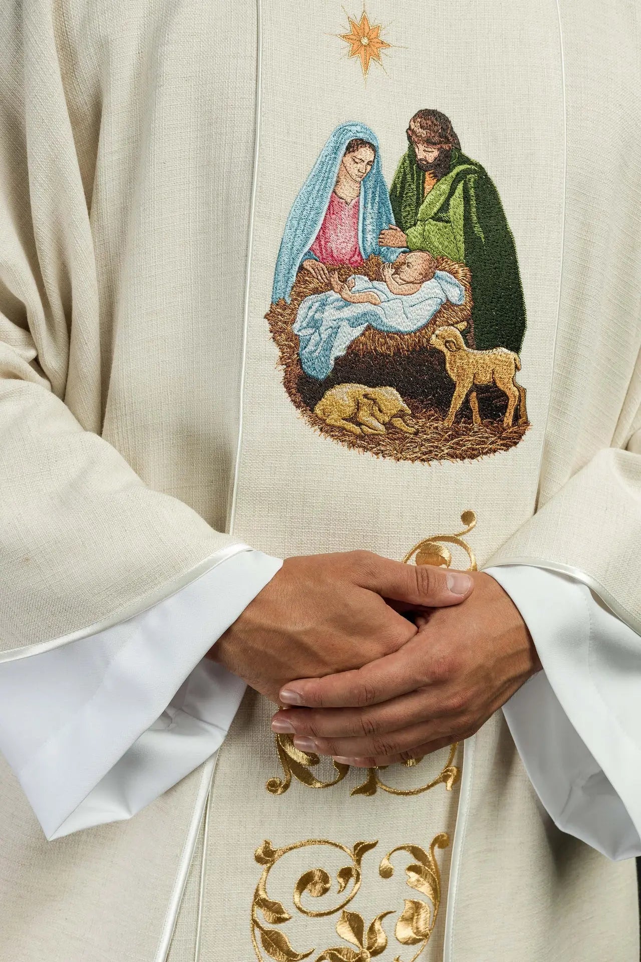 Casulla bordada con la imagen de la Sagrada Familia tejido natural