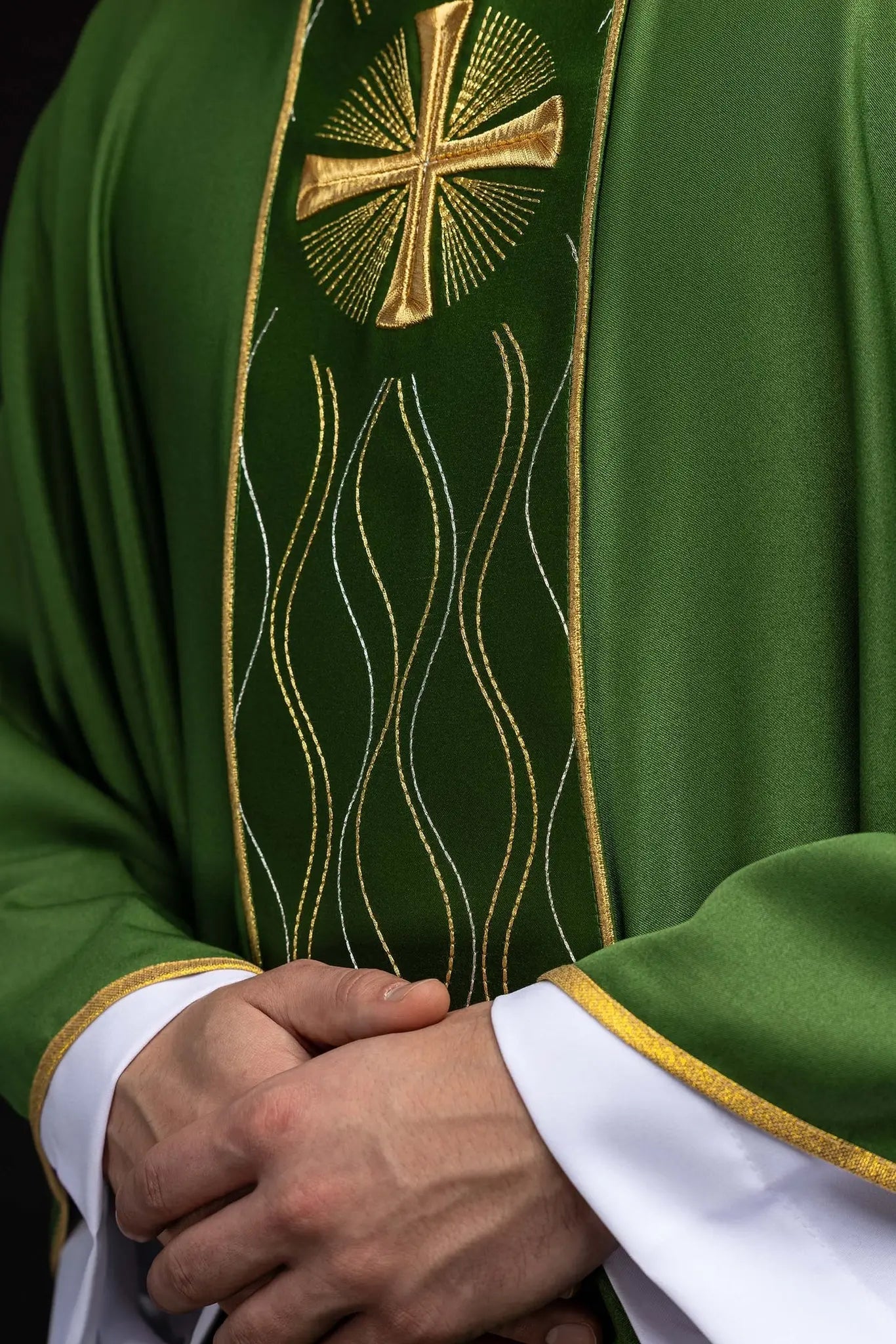 Casulla verde con bordado de cruz dorada