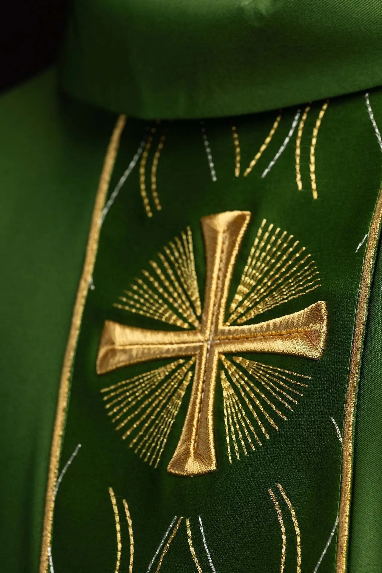 Casulla verde con bordado de cruz dorada