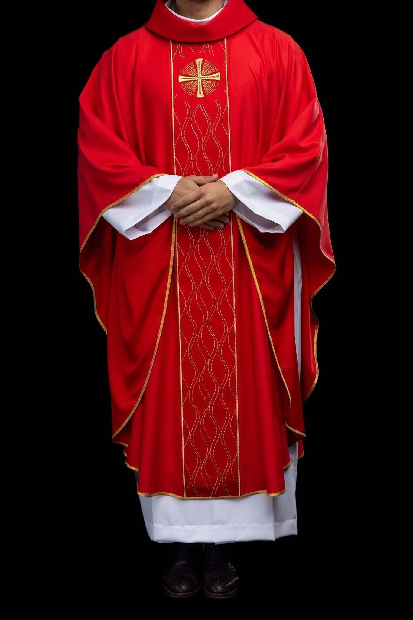 Casulla roja bordada con Cruz