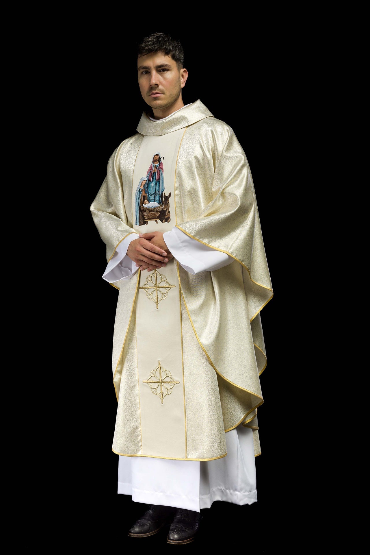 Ornat haftowany z wizerunkiem Świętej Rodziny na złotej tkaninie - ORNATY.PL