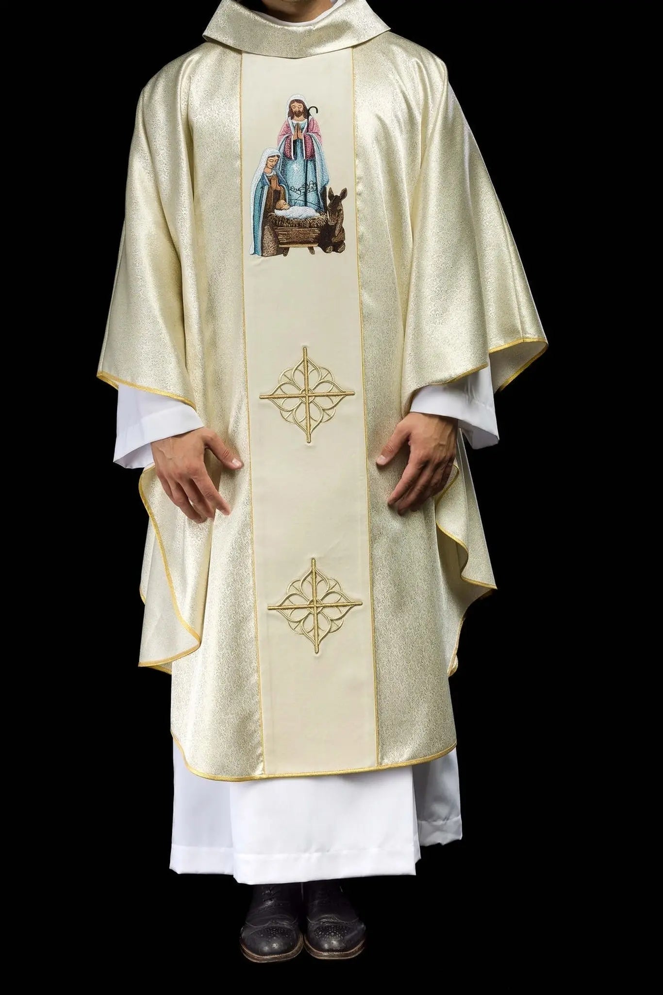 Casulla bordada con la imagen de la Sagrada Familia en tela dorada