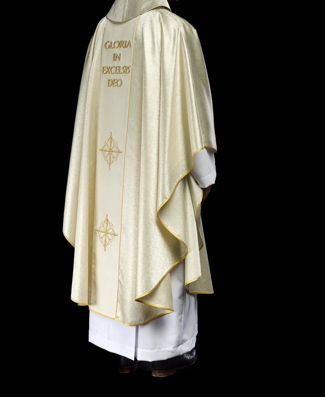 Casulla bordada con la imagen de la Sagrada Familia en tela dorada