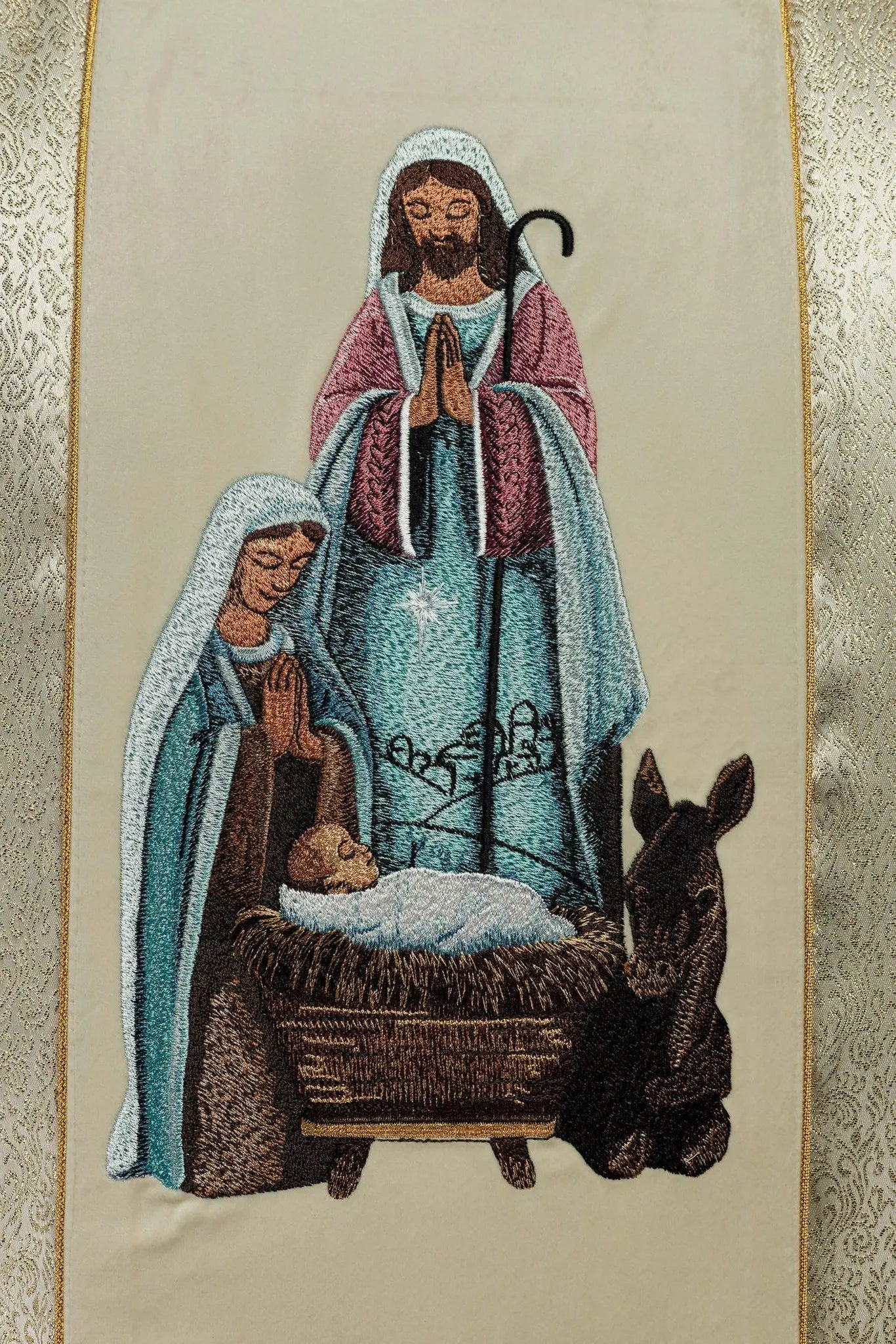 Casulla bordada con la imagen de la Sagrada Familia en tela dorada