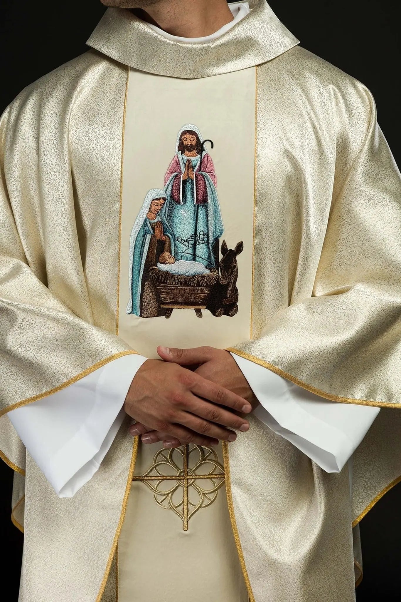 Casulla bordada con la imagen de la Sagrada Familia en tela dorada