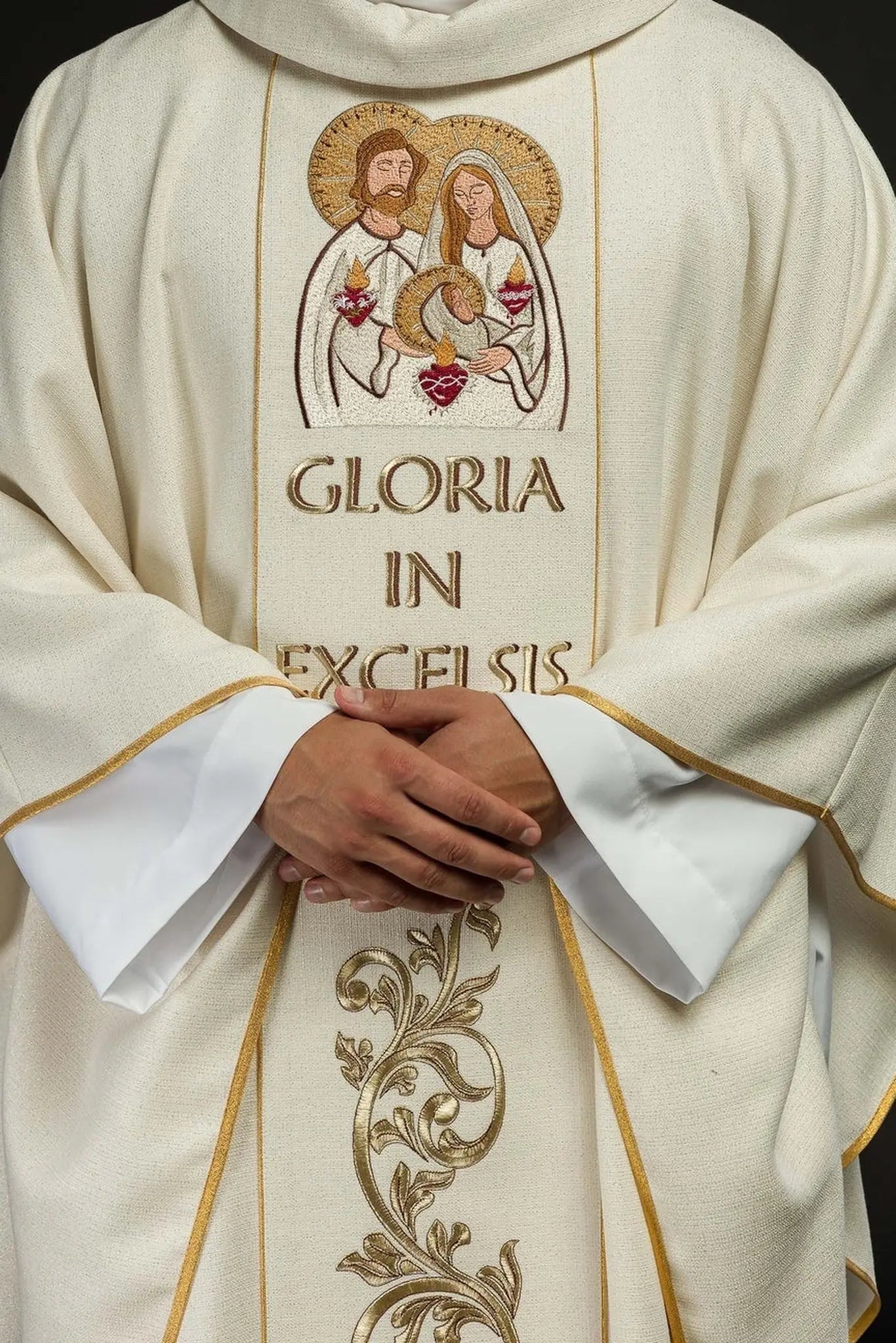 Casulla bordada para Navidad con la imagen de la Sagrada Familia