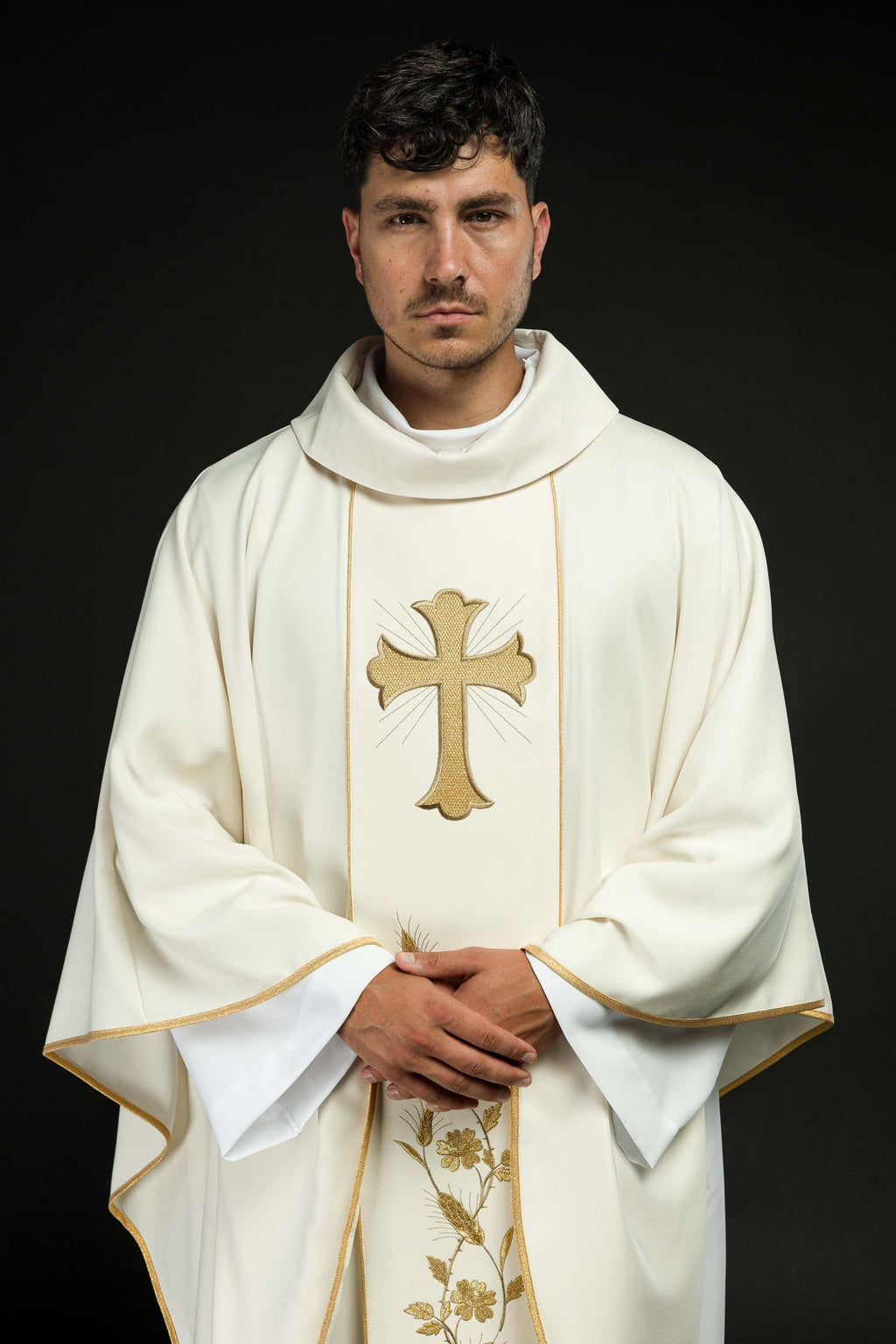 Ornat z haftowanym krzyżem i kłosami w kolorze ecru - ORNATY.PL