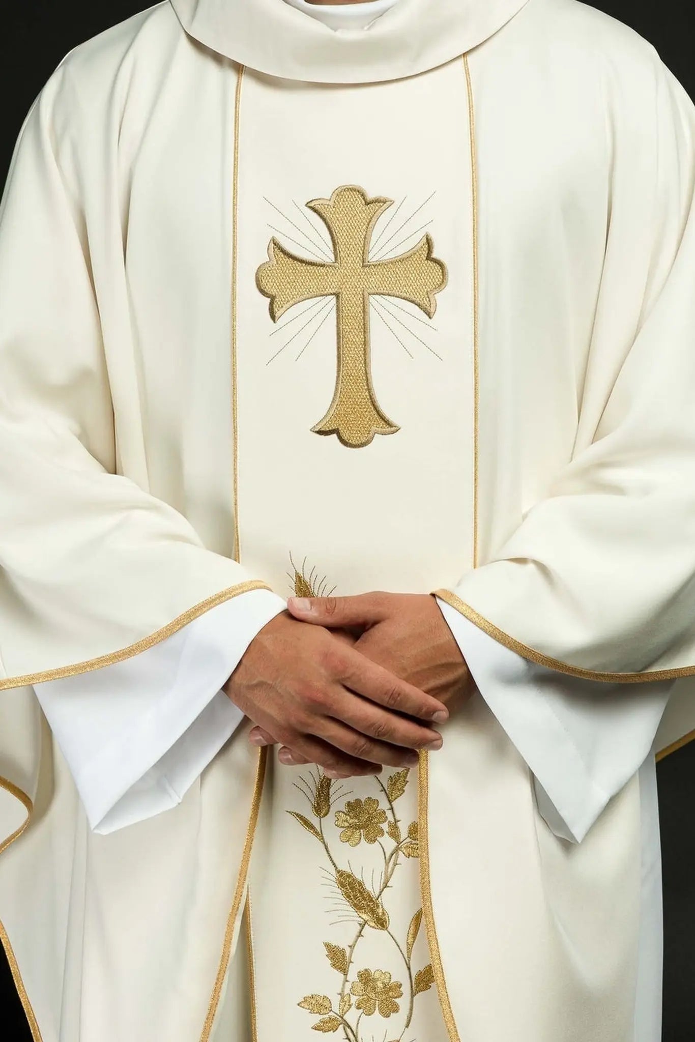 Casulla con cruz bordada y orejas en ecru