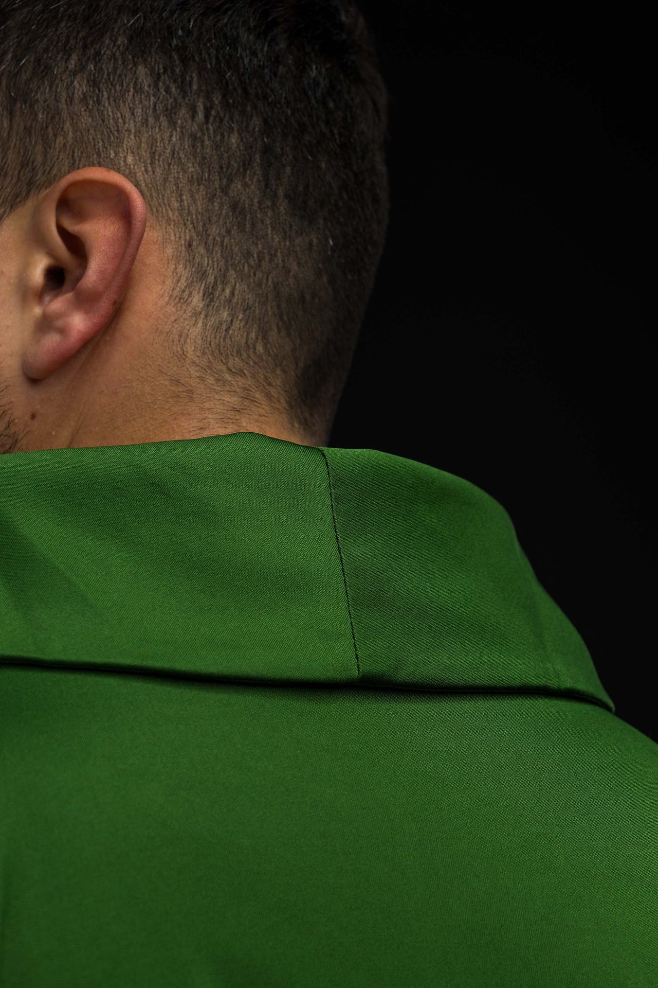 Casulla cruz bordada verde tela ligera de punto SACROLITE