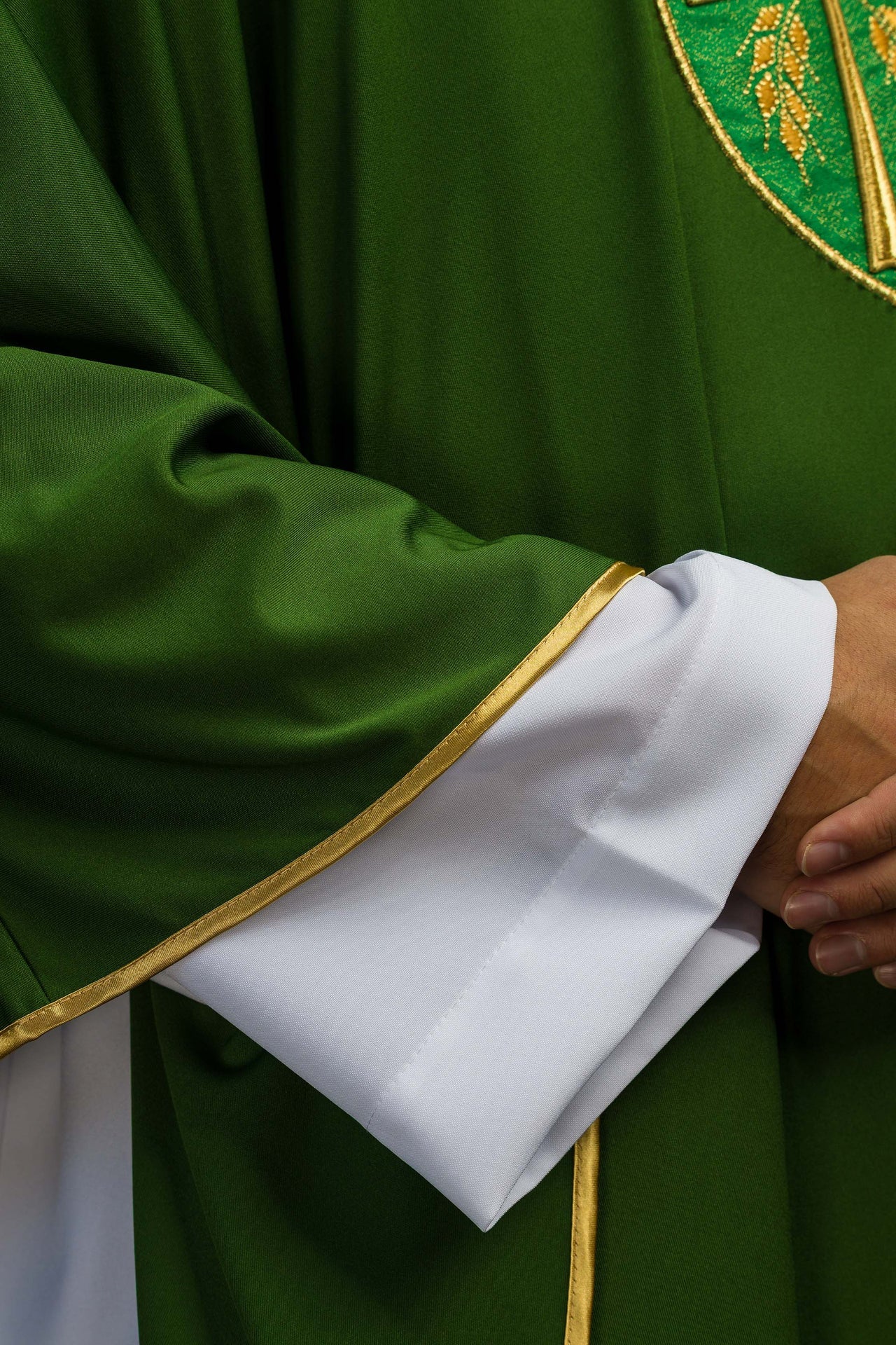 Ornat haftowany Krzyż zielony lekka dzianina SACROLITE - ORNATY.PL