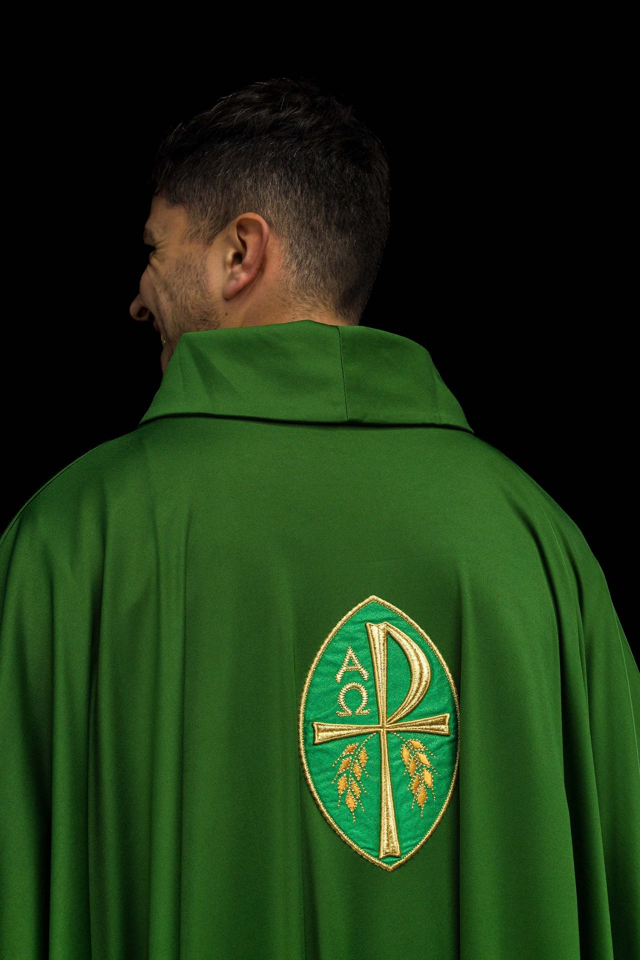 Casulla cruz bordada verde tela ligera de punto SACROLITE