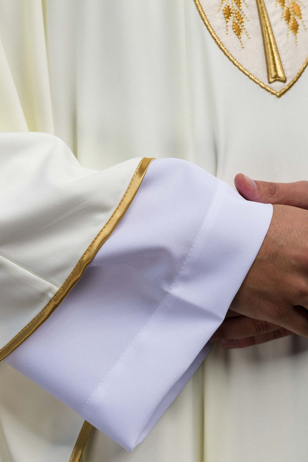 Casulla bordada Cruz ecru ligera de punto SACROLITE