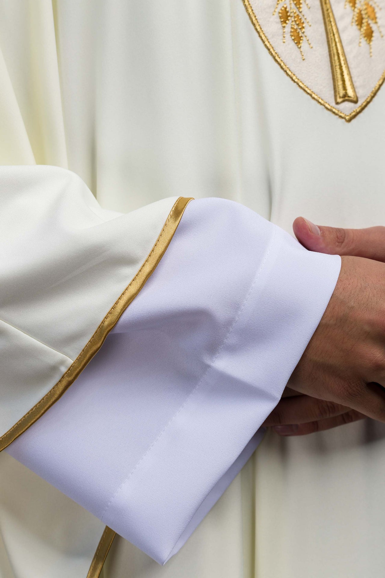 Casulla bordada Cruz ecru ligera de punto SACROLITE