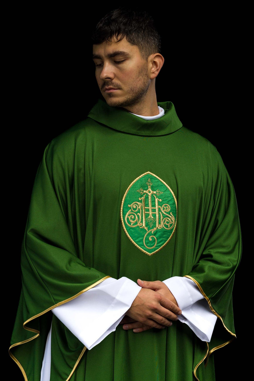 Casulla bordada con IHS tejido ligero SACROLITE de punto