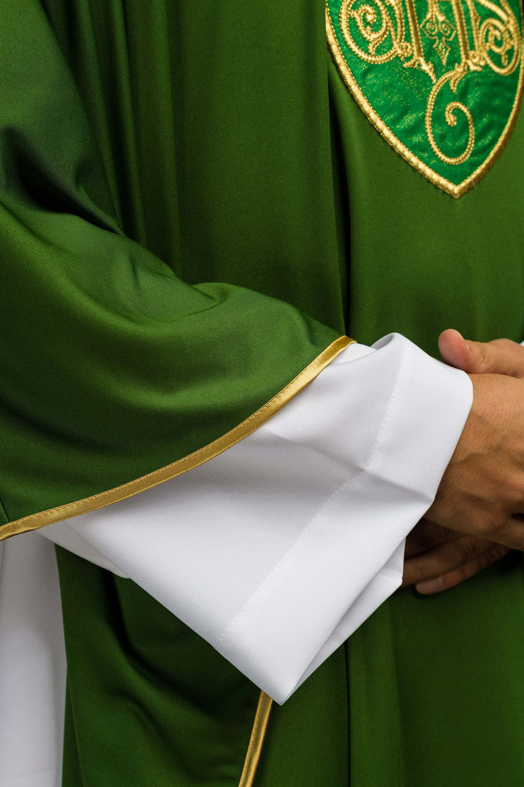 Casulla bordada con IHS tejido ligero SACROLITE de punto