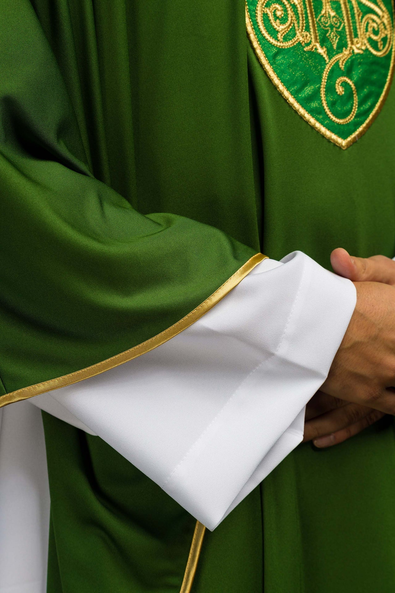 Casulla bordada con IHS tejido ligero SACROLITE de punto