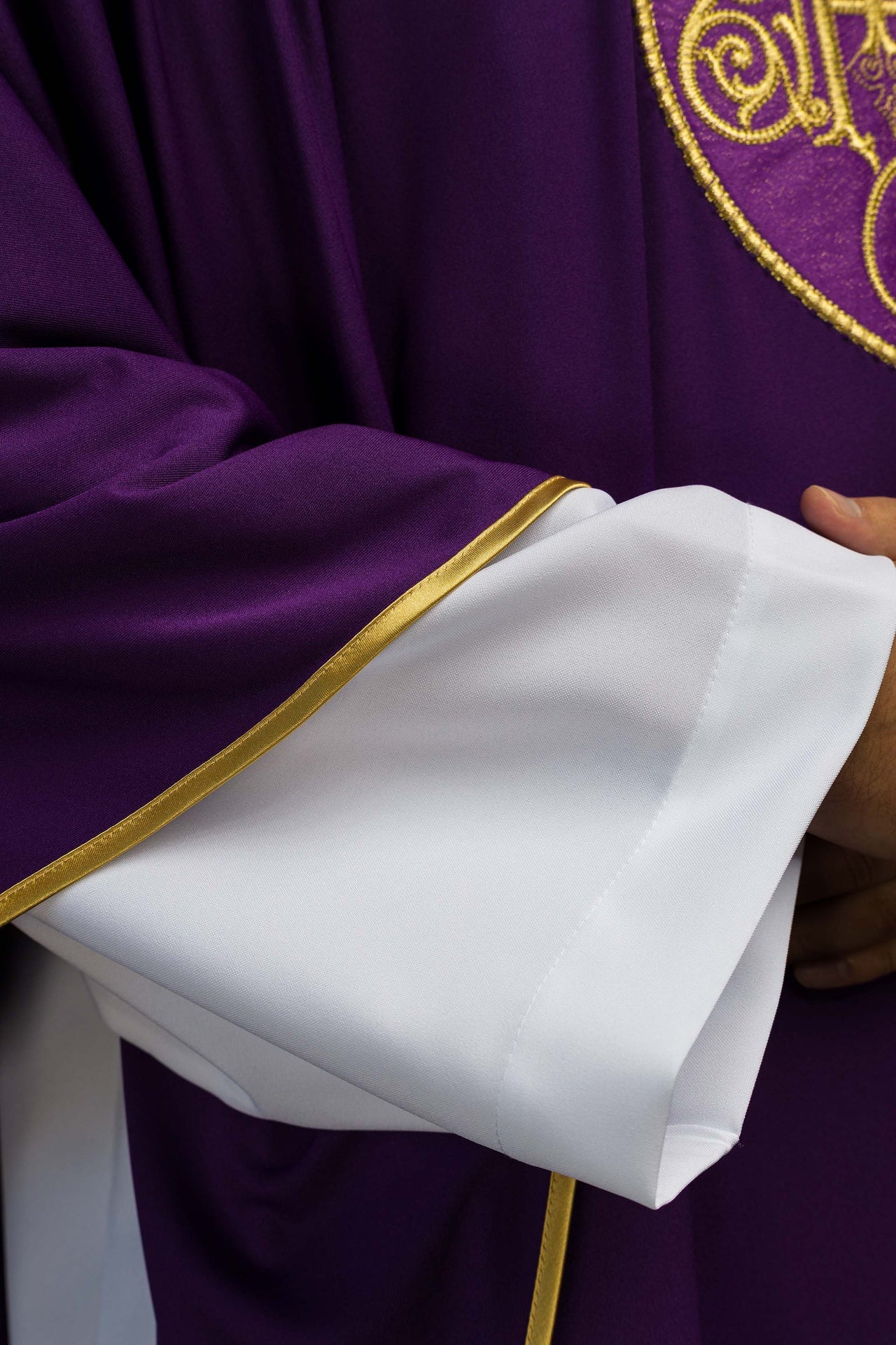 Casulla bordada con IHS tejido ligero SACROLITE de punto