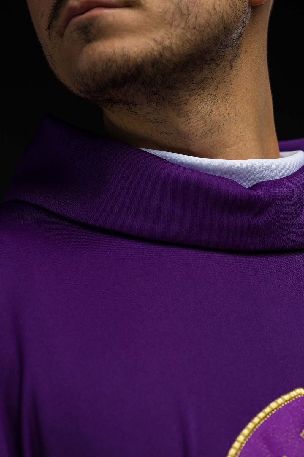 Casulla bordada con IHS tejido ligero SACROLITE de punto