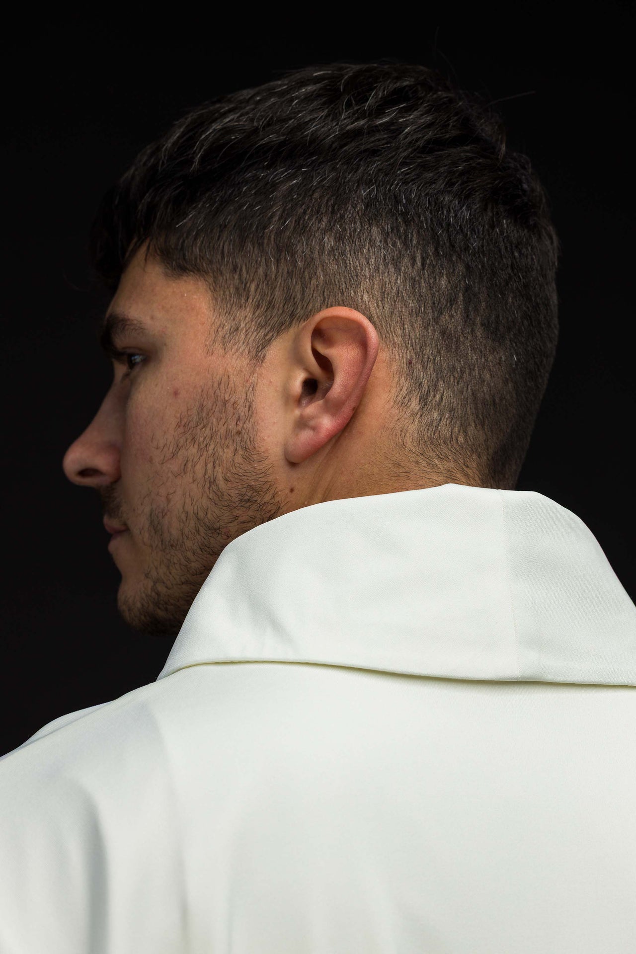 Casulla bordada con IHS tejido ligero SACROLITE de punto