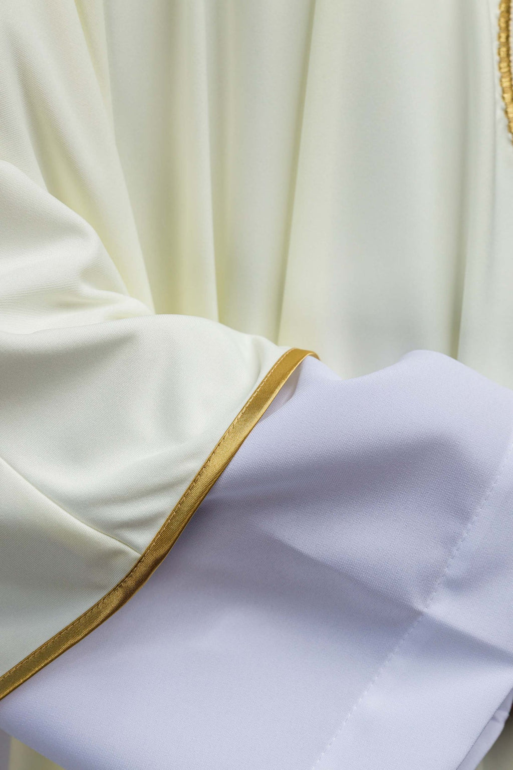 Casulla bordada con IHS tejido ligero SACROLITE de punto