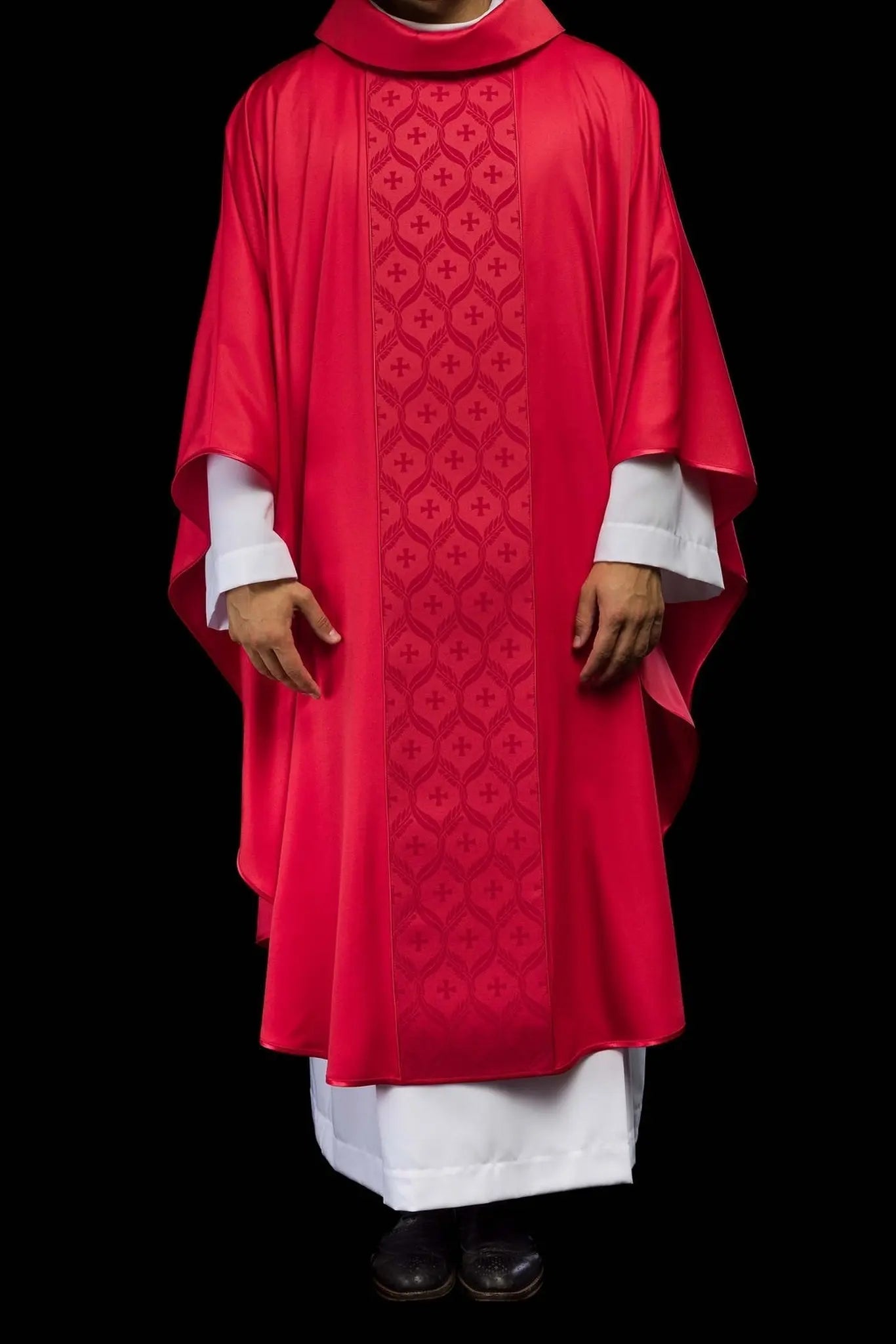 Casulla roja con banda jacquard con patrón de cruz