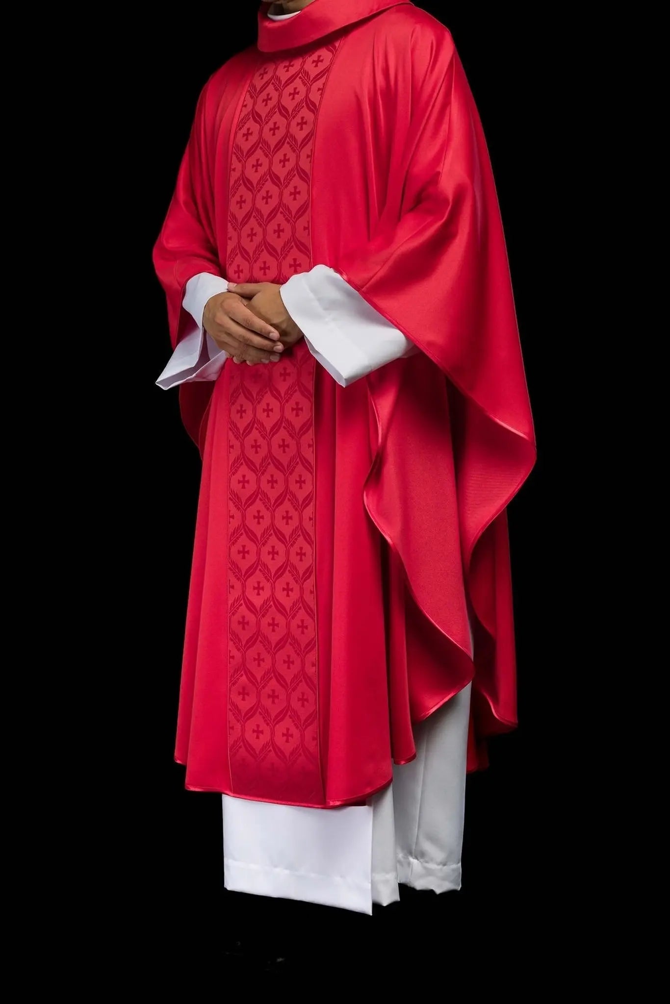 Casulla roja con banda jacquard con patrón de cruz