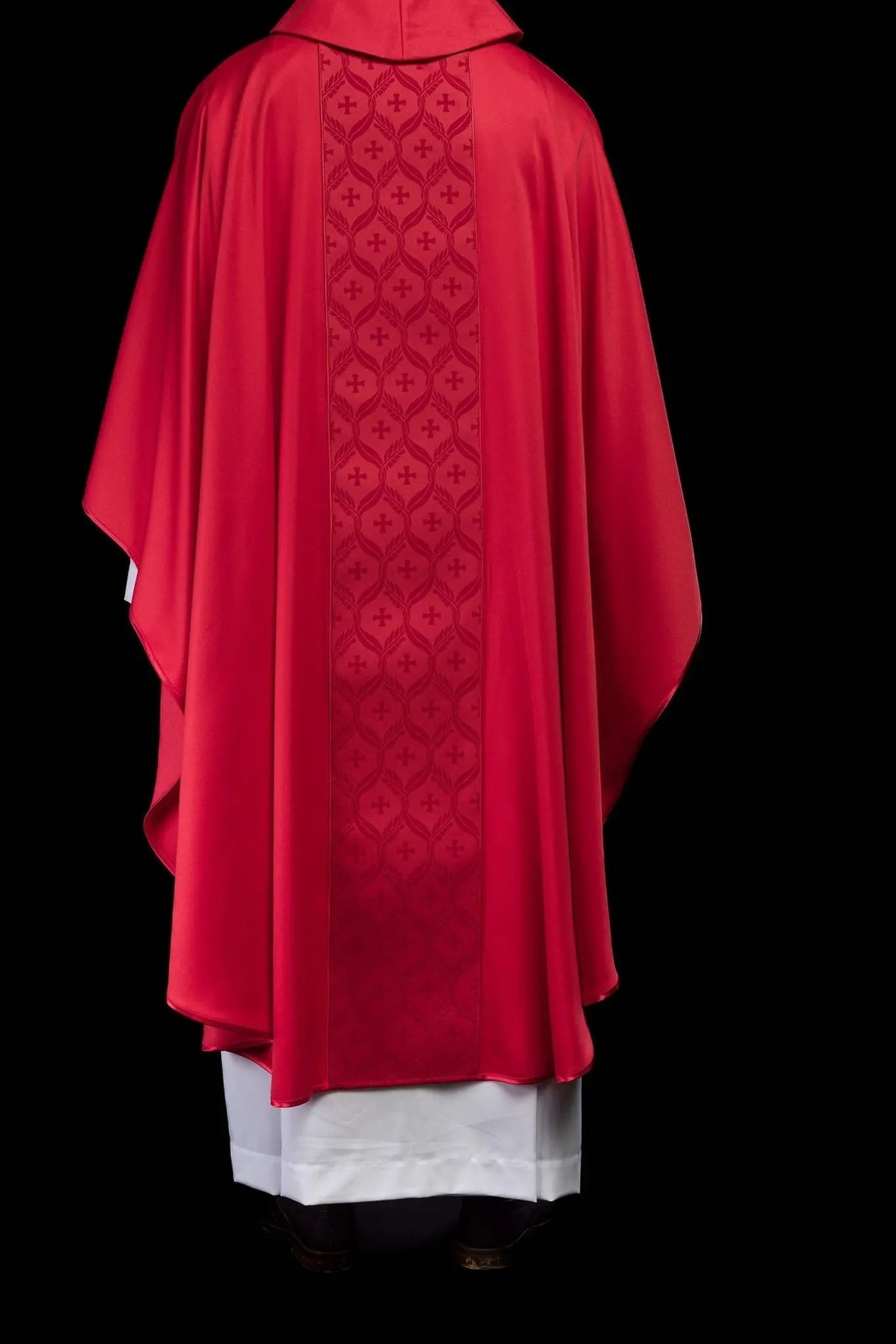 Casulla roja con banda jacquard con patrón de cruz