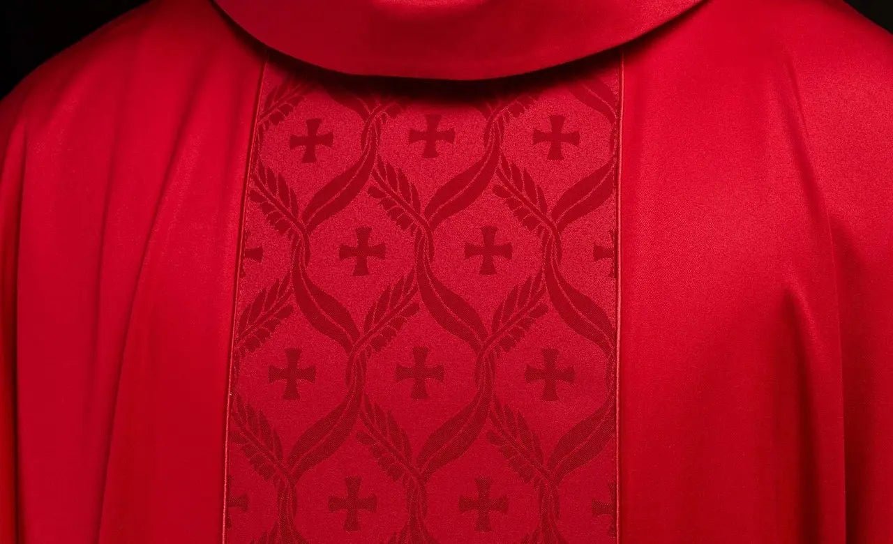 Casulla roja con banda jacquard con patrón de cruz