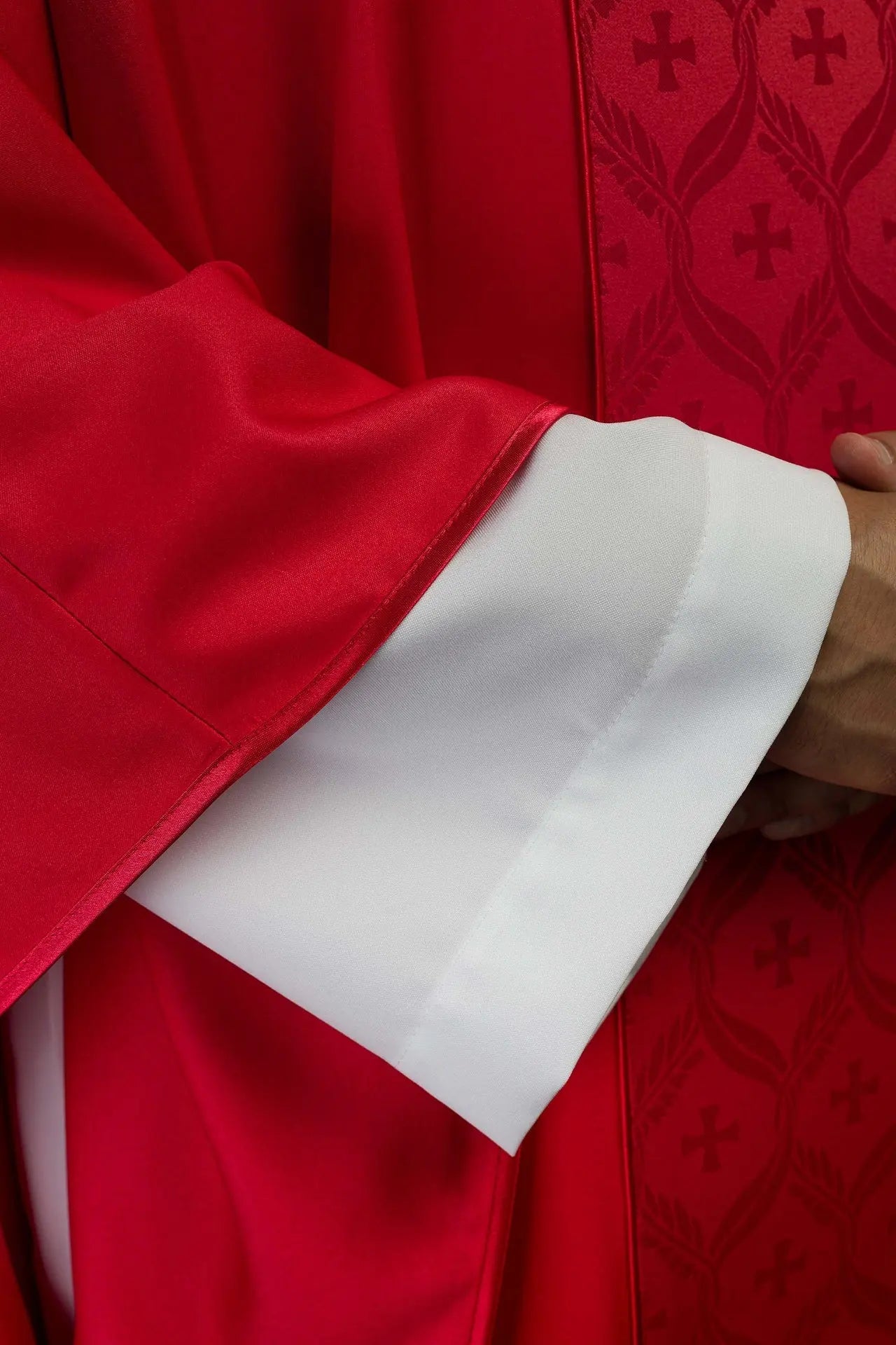 Casulla roja con banda jacquard con patrón de cruz