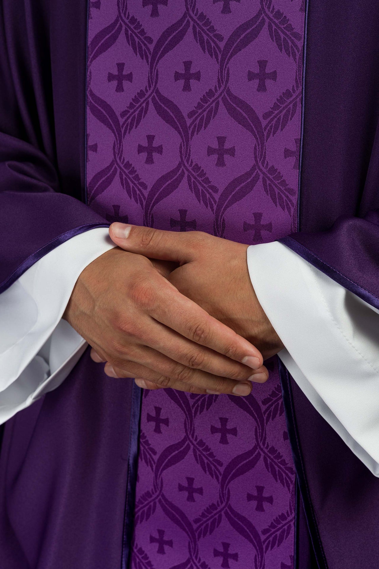 Ornat fioletowy z żakardowym pasem w krzyże - ORNATY.PL