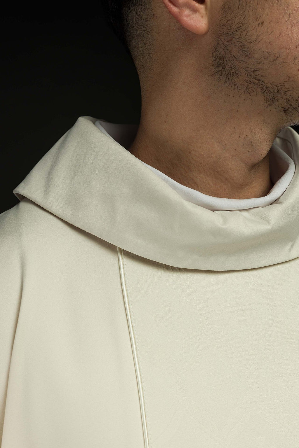 Ornat ecru z żakardowym pasem w krzyże - ORNATY.PL