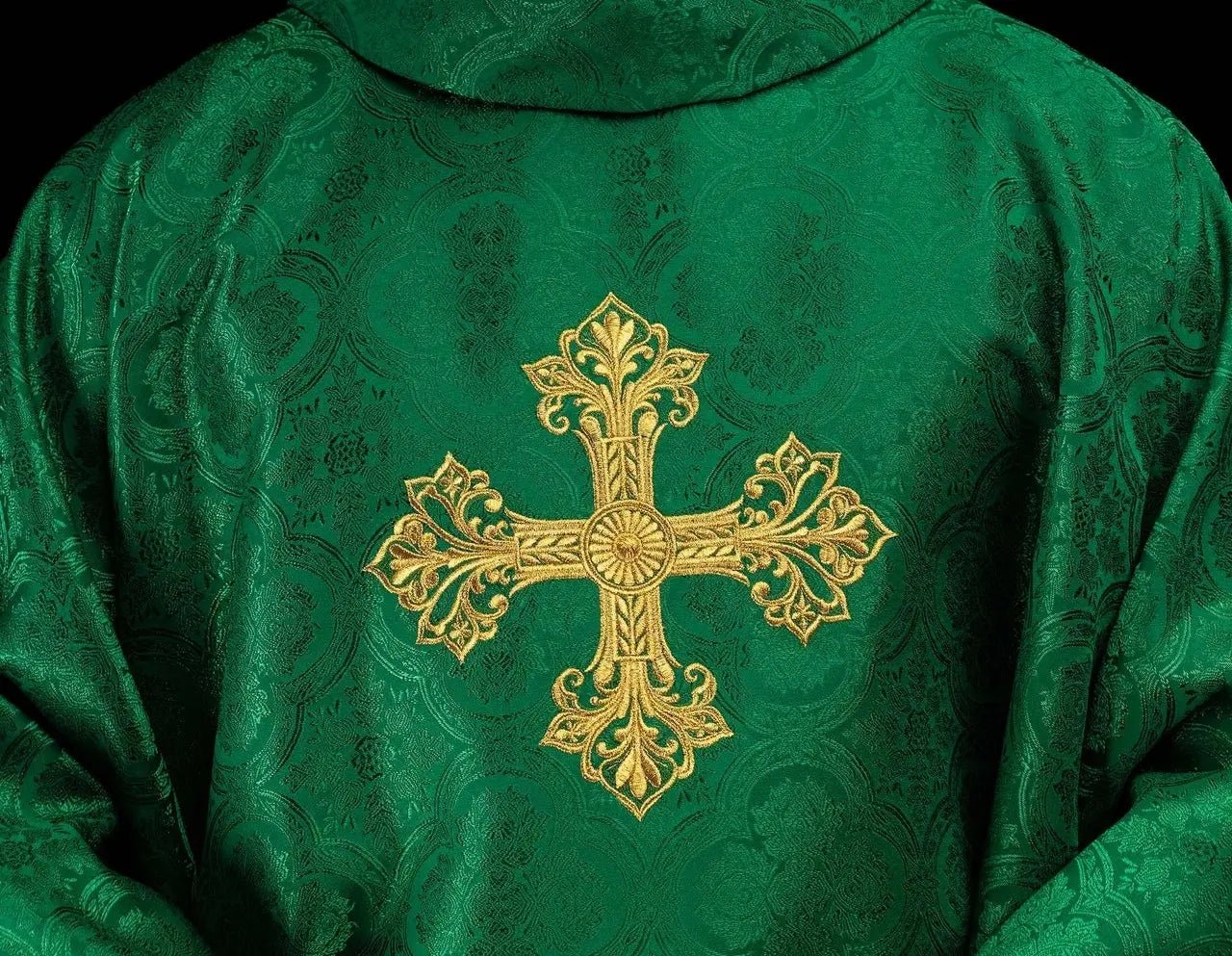 Casulla verde con tejido jacquard de cruz