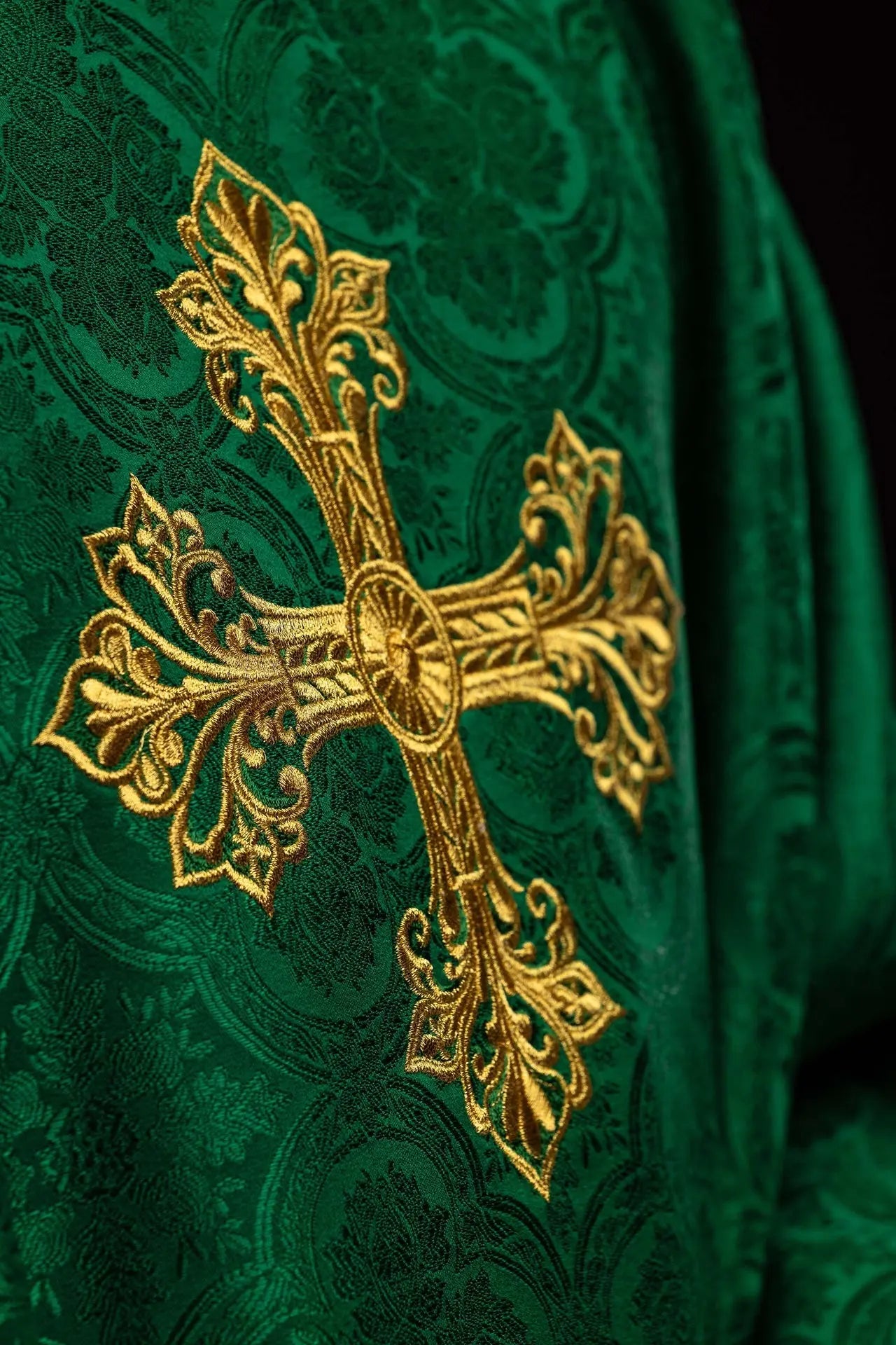 Casulla verde con tejido jacquard de cruz