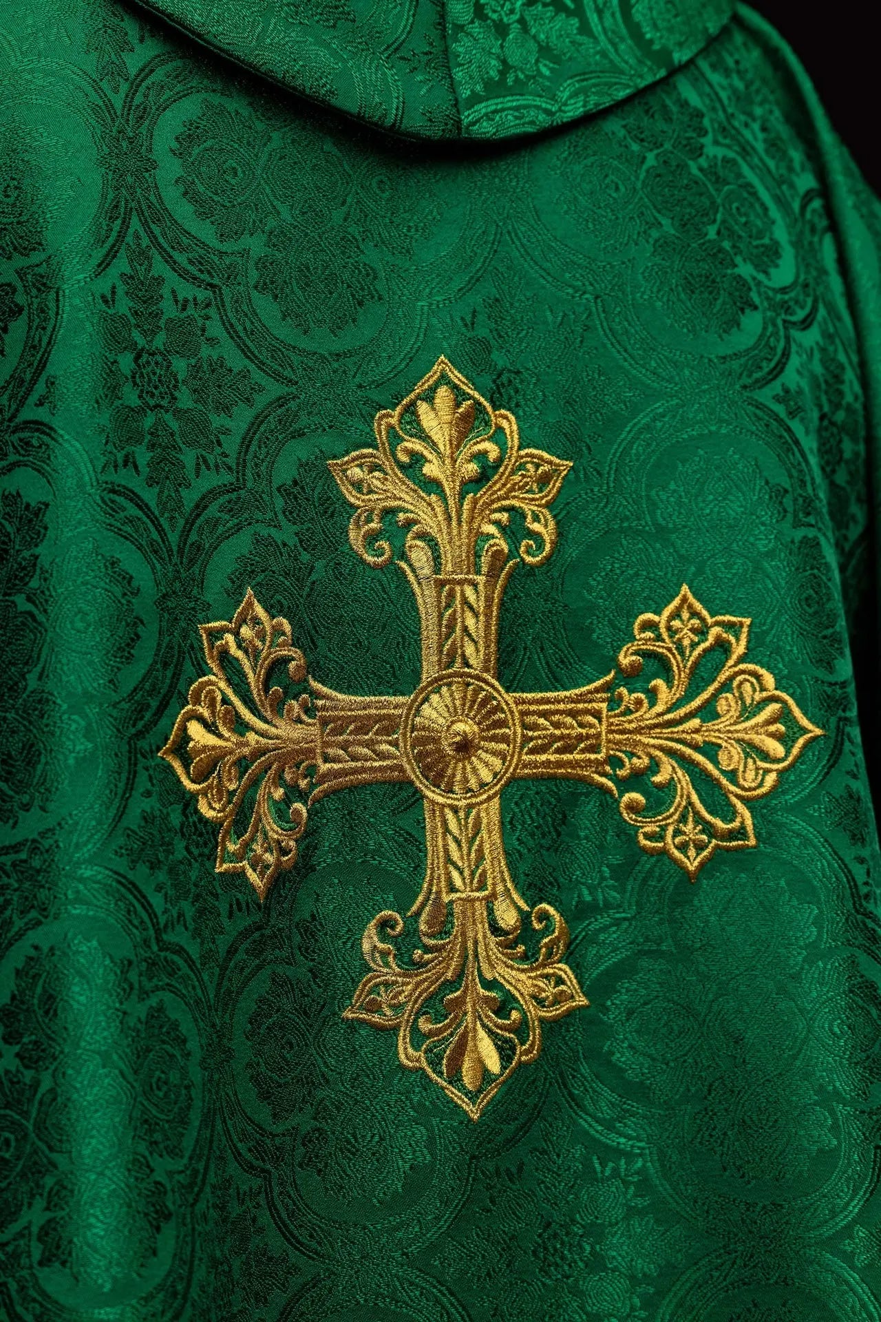 Casulla verde con tejido jacquard de cruz