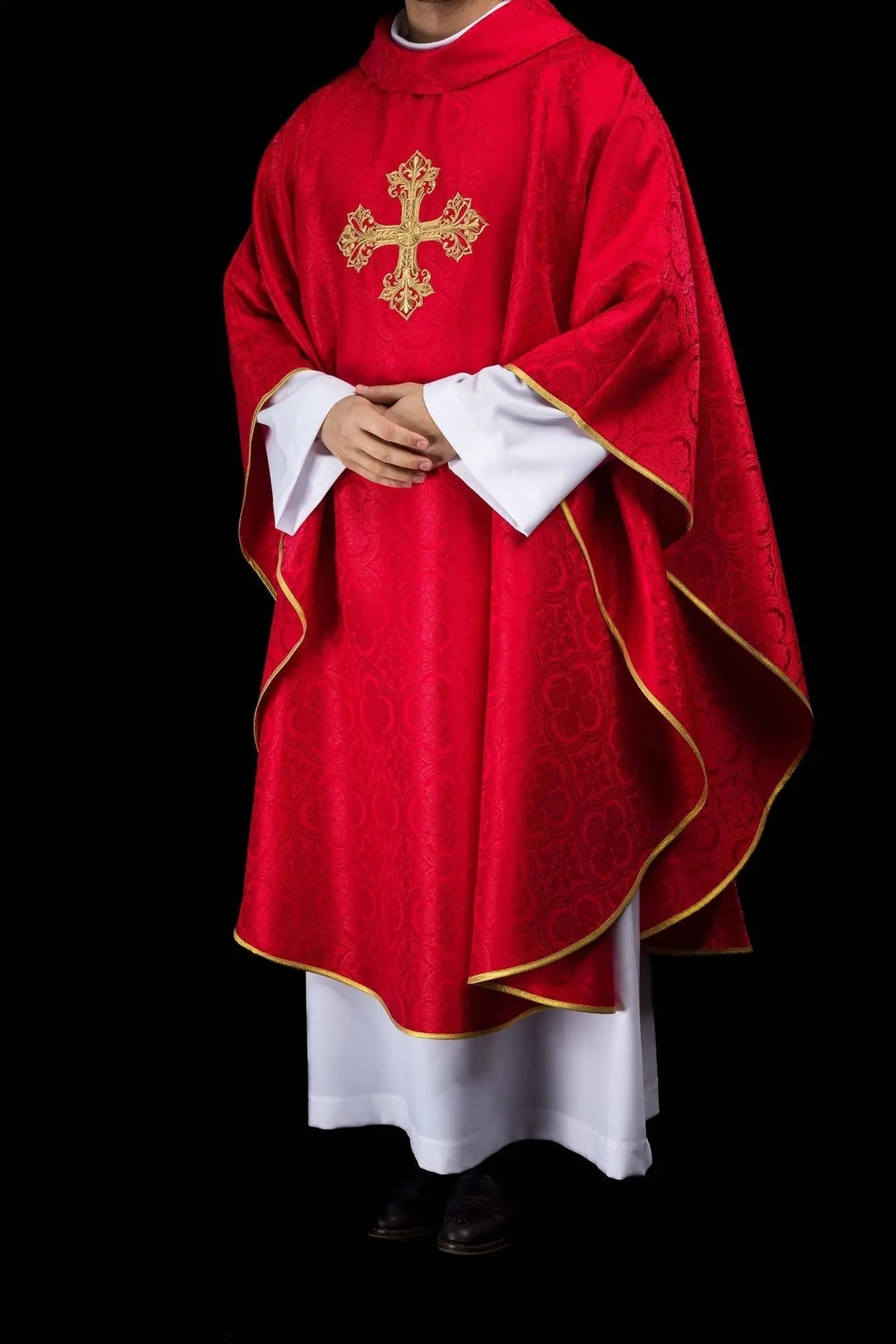 Casulla roja de tejido jacquard con cruz