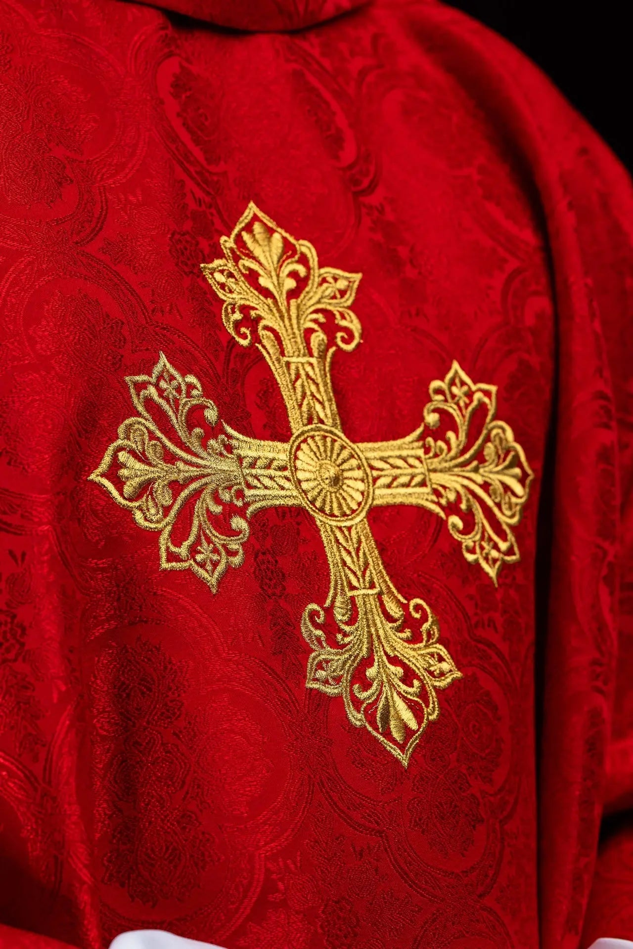 Casulla roja de tejido jacquard con cruz