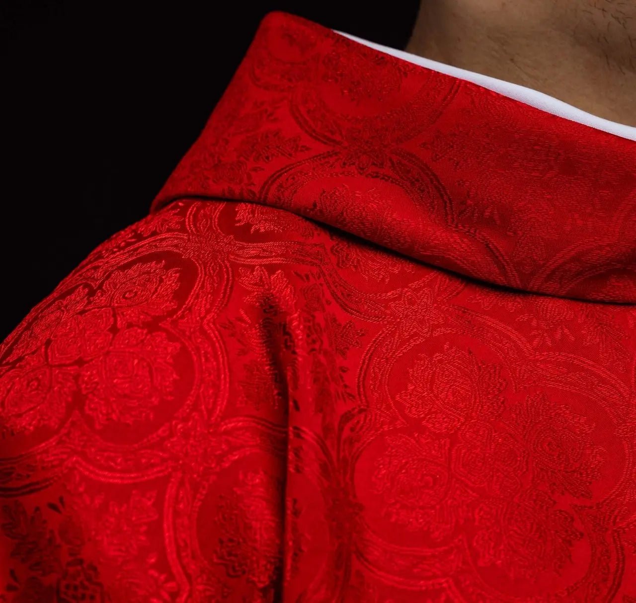 Casulla roja de tejido jacquard con cruz
