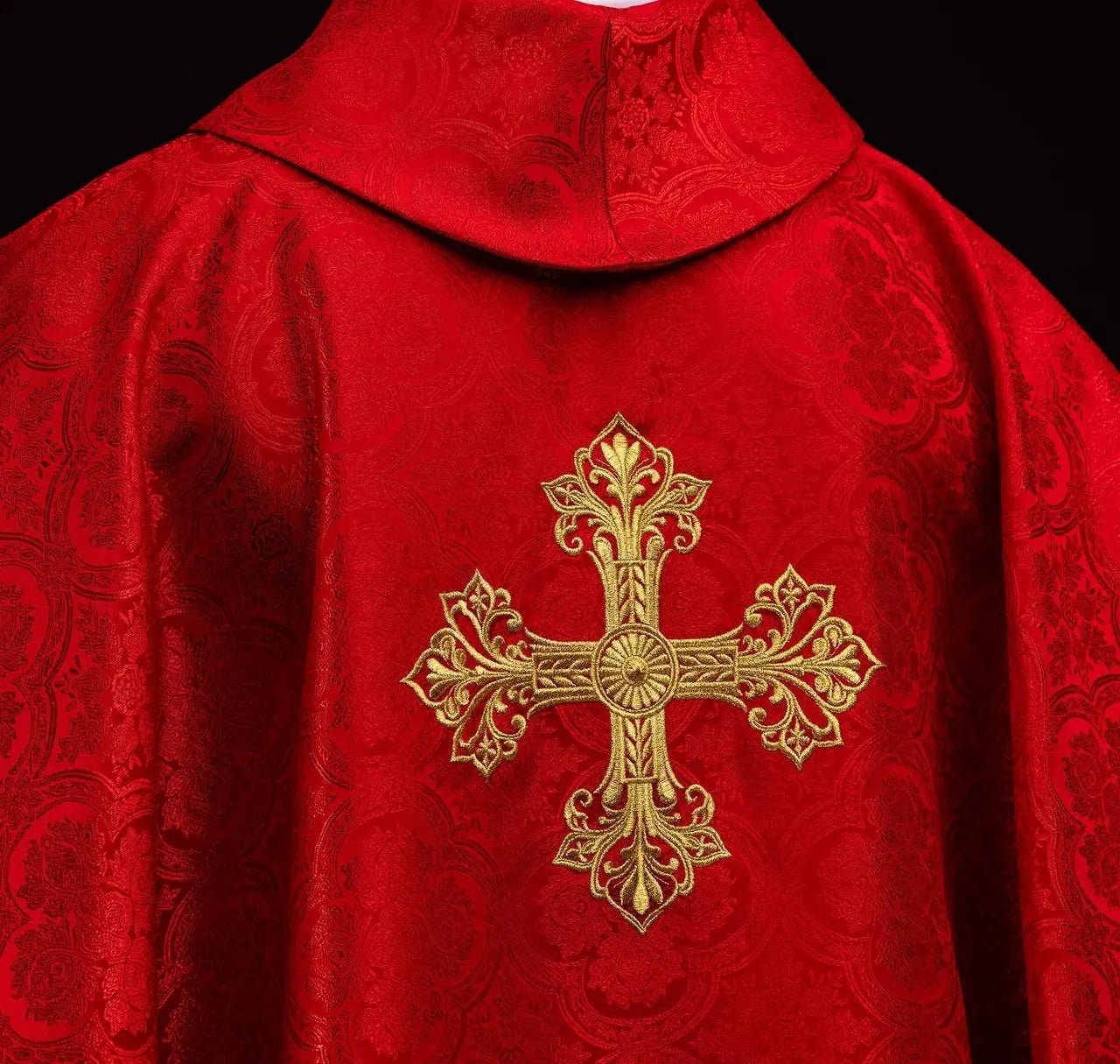 Casulla roja de tejido jacquard con cruz