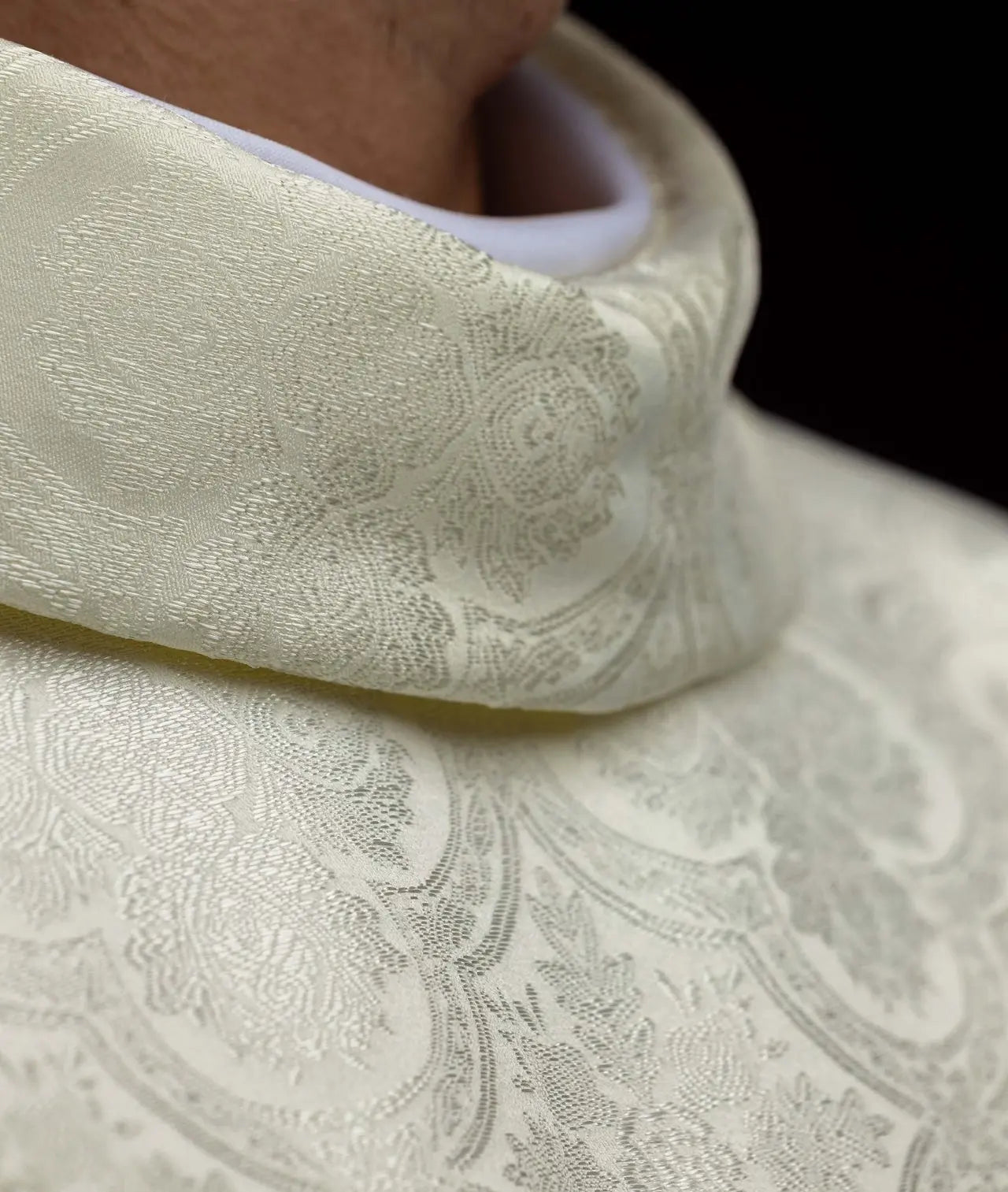 Casulla color crudo con tejido jacquard de cruz