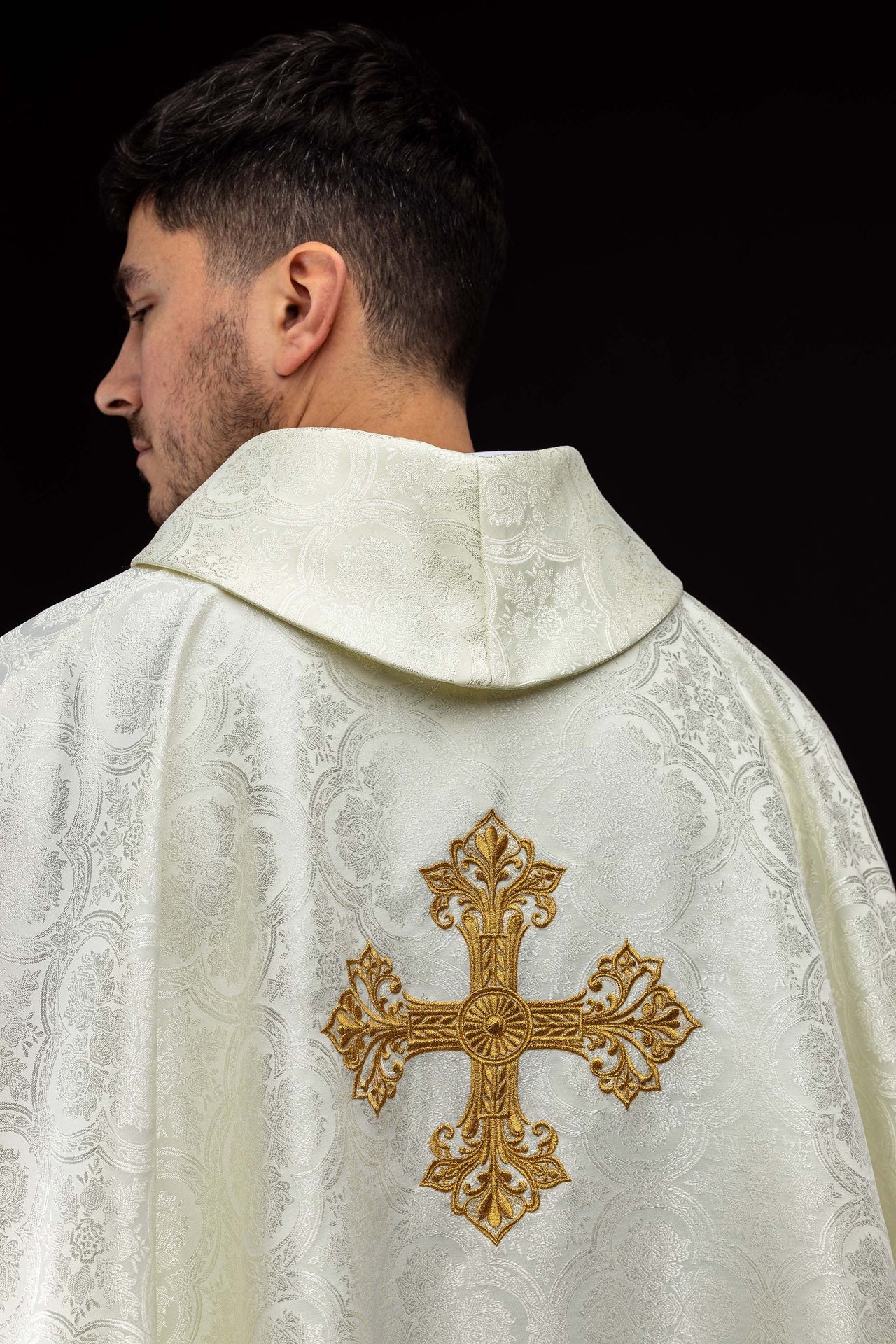 Ecru ornat z krzyżem tkanina żakardowa - ORNATY.PL