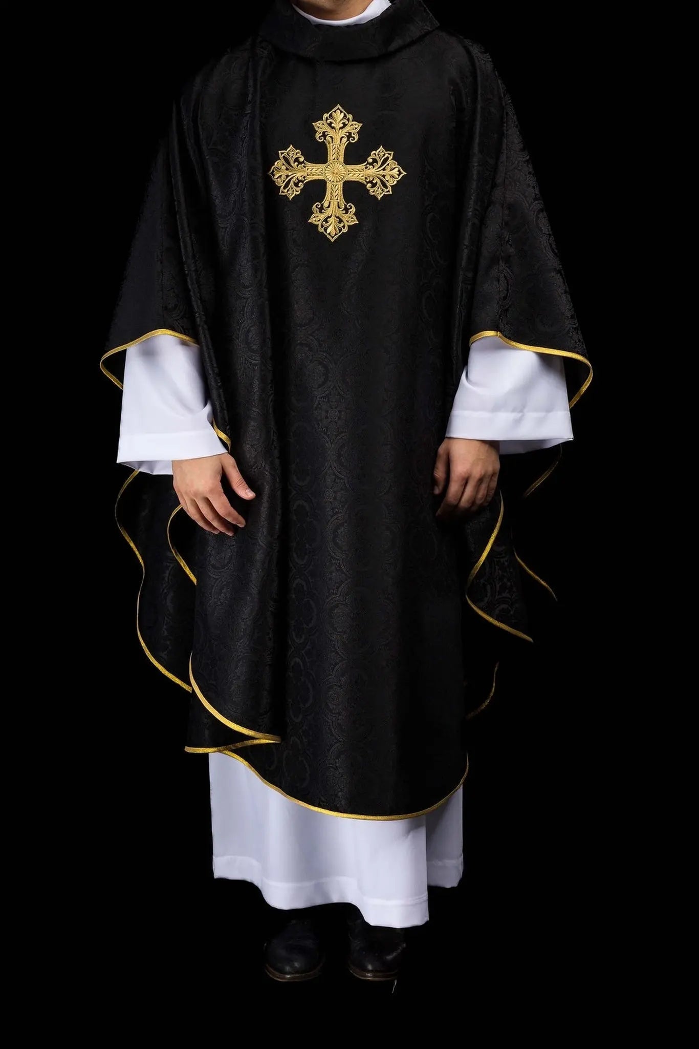 Casulla negra con tejido jacquard de cruz