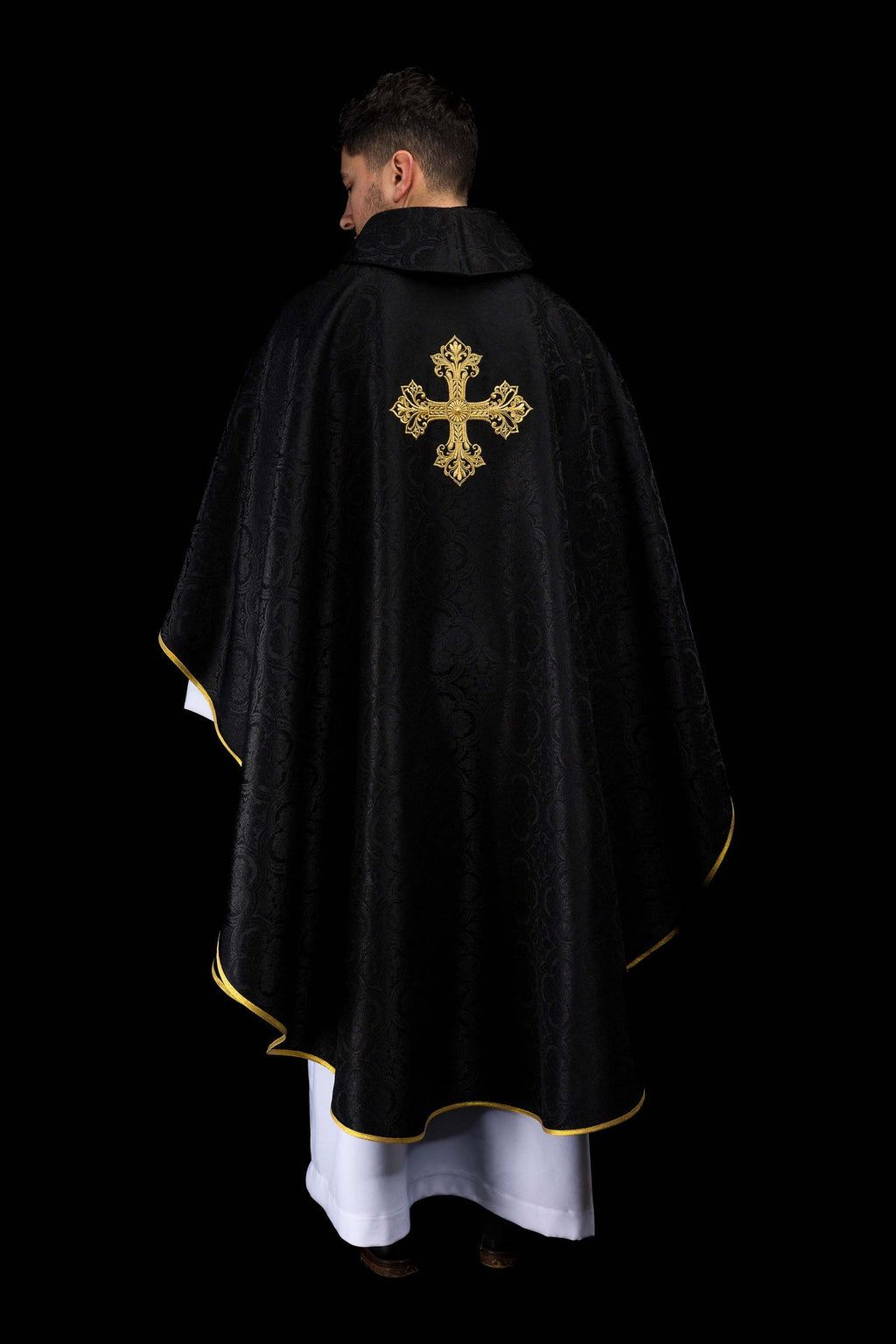 Czarny ornat z krzyżem tkanina żakardowa - ORNATY.PL