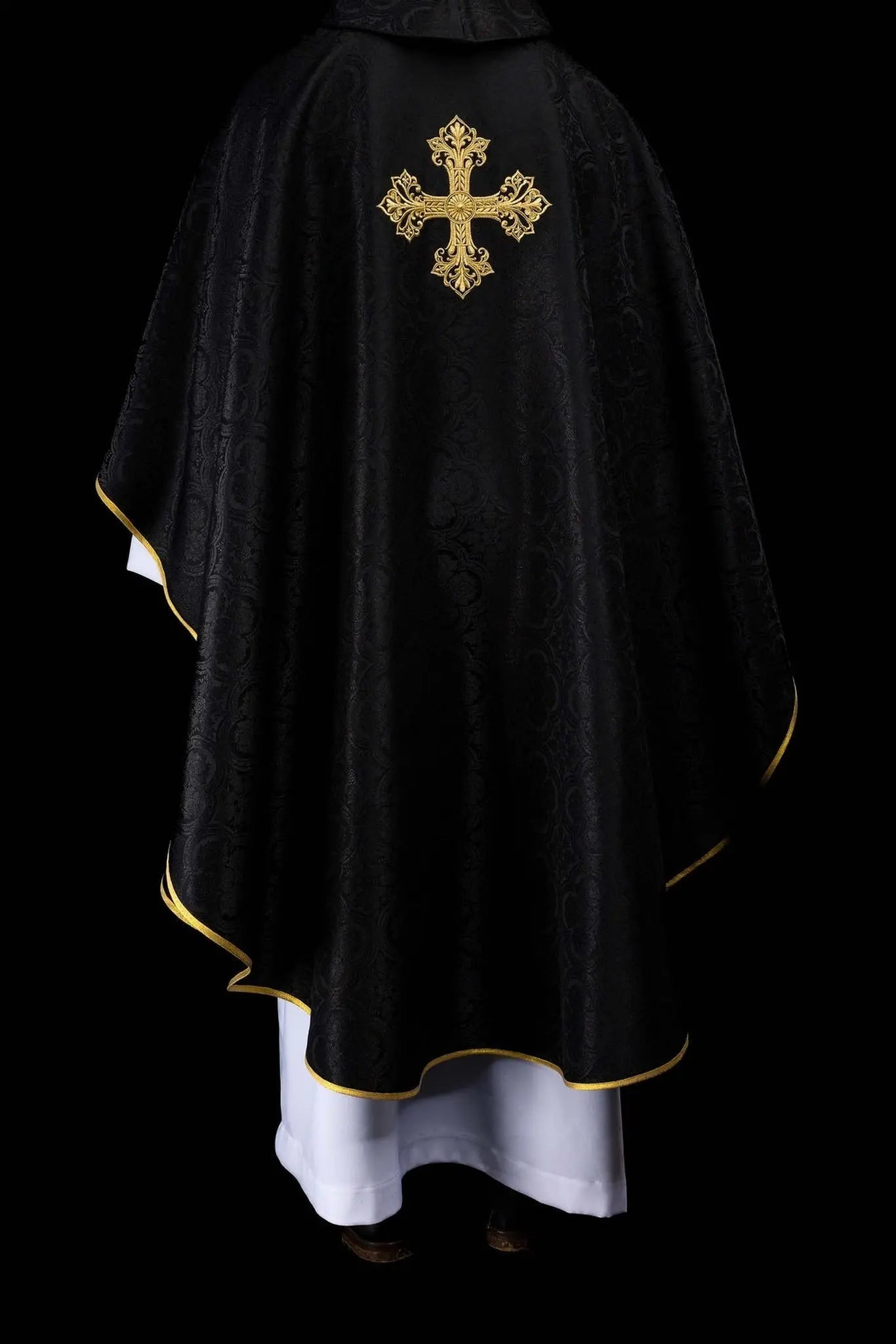 Casulla negra con tejido jacquard de cruz